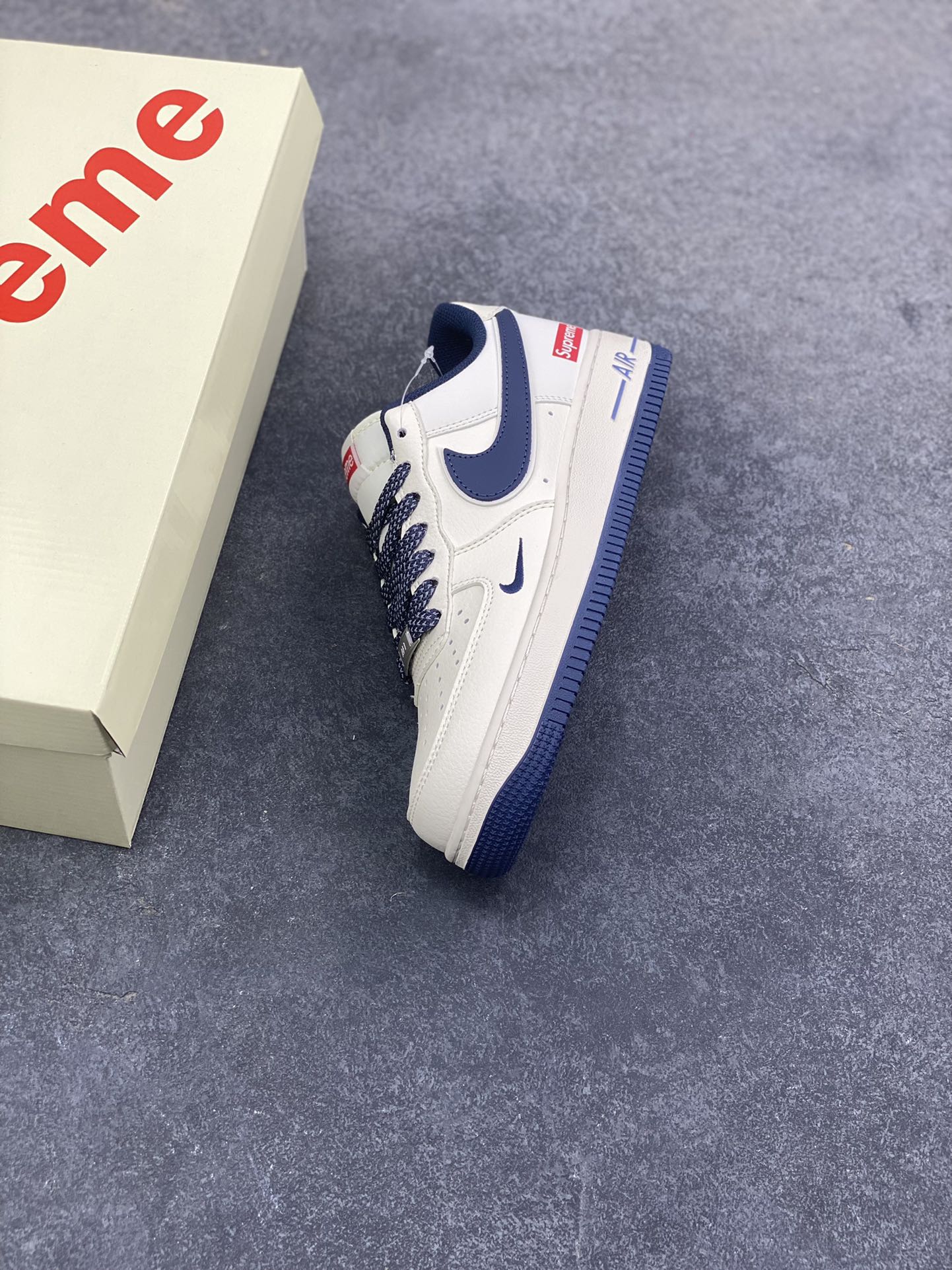 图片[7]-NIke Air Force 1 ‘07 Low “Supreme-午夜蓝”空军一号 低帮 运动鞋 休闲鞋 折边针车 工艺难度大 原楦头原纸板 原装鞋盒 定制五金配件 内置全掌气垫 原厂鞋底 货号：JP8028-061 尺码：36 36.5 37.5 38 38.5 39 40 40.5 41 42 42.5 43 44 44.5 45-选品中心
