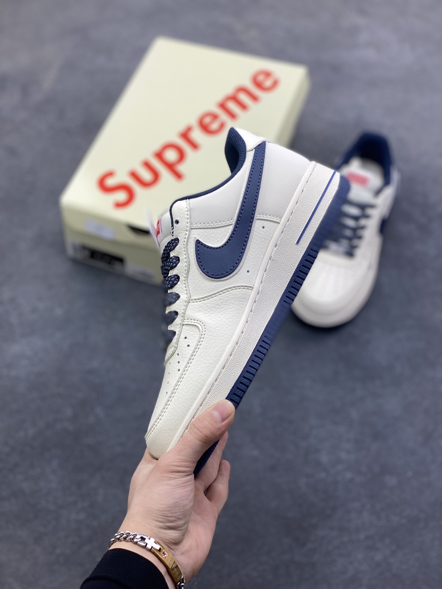 图片[3]-NIke Air Force 1 ‘07 Low “Supreme-午夜蓝”空军一号 低帮 运动鞋 休闲鞋 折边针车 工艺难度大 原楦头原纸板 原装鞋盒 定制五金配件 内置全掌气垫 原厂鞋底 货号：JP8028-061 尺码：36 36.5 37.5 38 38.5 39 40 40.5 41 42 42.5 43 44 44.5 45-选品中心