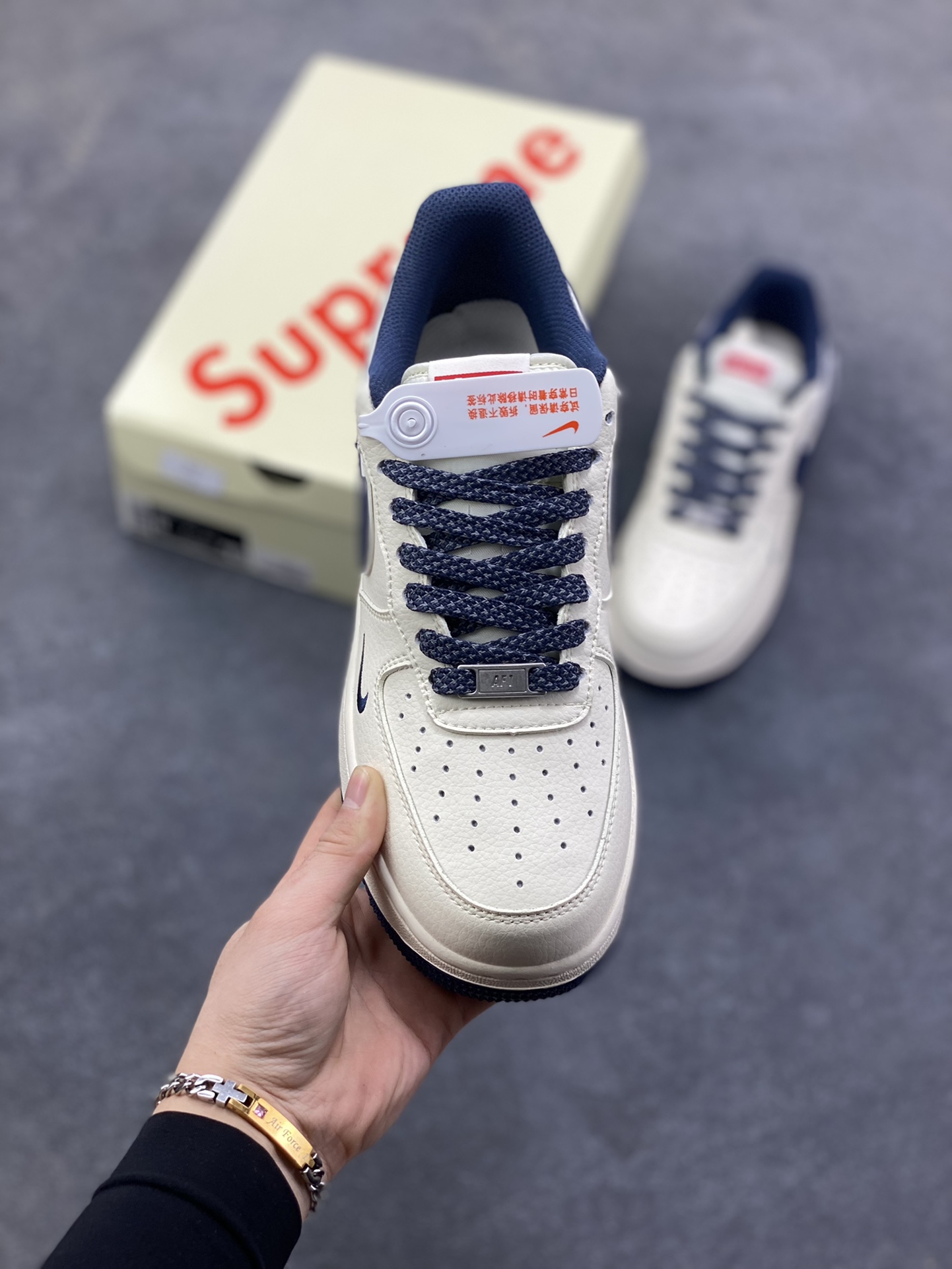 图片[2]-NIke Air Force 1 ‘07 Low “Supreme-午夜蓝”空军一号 低帮 运动鞋 休闲鞋 折边针车 工艺难度大 原楦头原纸板 原装鞋盒 定制五金配件 内置全掌气垫 原厂鞋底 货号：JP8028-061 尺码：36 36.5 37.5 38 38.5 39 40 40.5 41 42 42.5 43 44 44.5 45-选品中心
