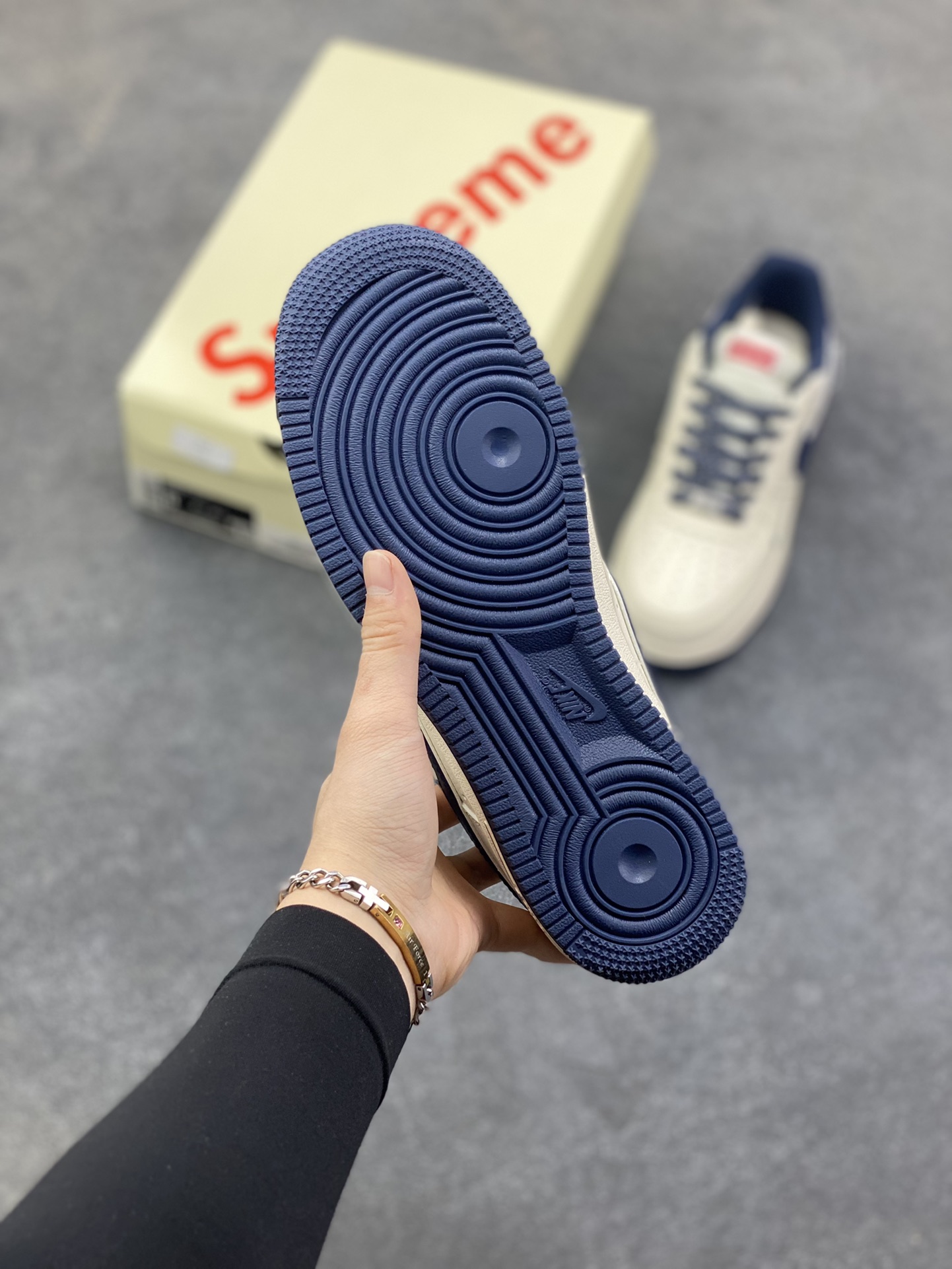 图片[5]-NIke Air Force 1 ‘07 Low “Supreme-午夜蓝”空军一号 低帮 运动鞋 休闲鞋 折边针车 工艺难度大 原楦头原纸板 原装鞋盒 定制五金配件 内置全掌气垫 原厂鞋底 货号：JP8028-061 尺码：36 36.5 37.5 38 38.5 39 40 40.5 41 42 42.5 43 44 44.5 45-选品中心