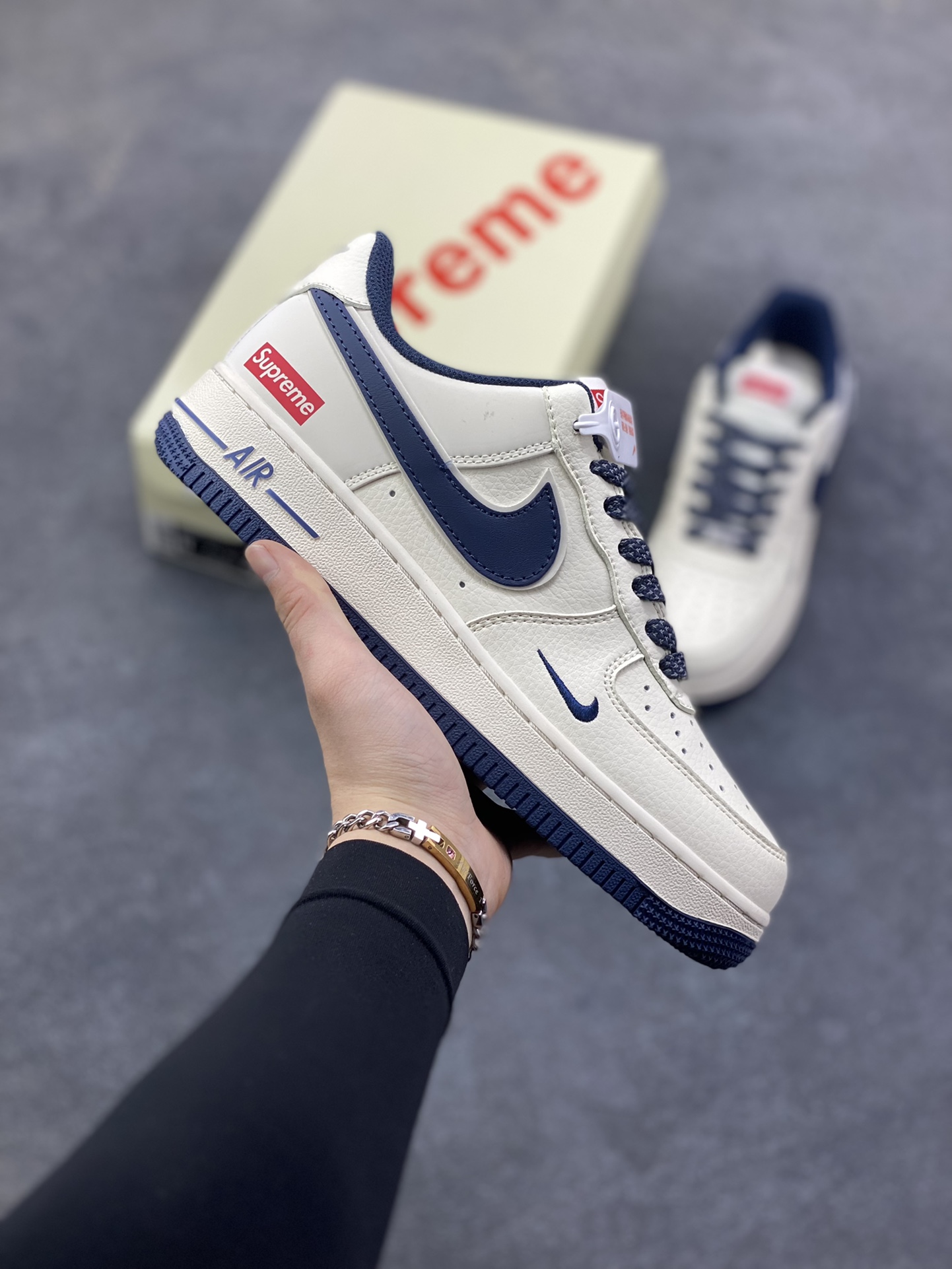 NIke Air Force 1 ‘07 Low “Supreme-午夜蓝”空军一号 低帮 运动鞋 休闲鞋 折边针车 工艺难度大 原楦头原纸板 原装鞋盒 定制五金配件 内置全掌气垫 原厂鞋底 货号：JP8028-061 尺码：36 36.5 37.5 38 38.5 39 40 40.5 41 42 42.5 43 44 44.5 45-选品中心