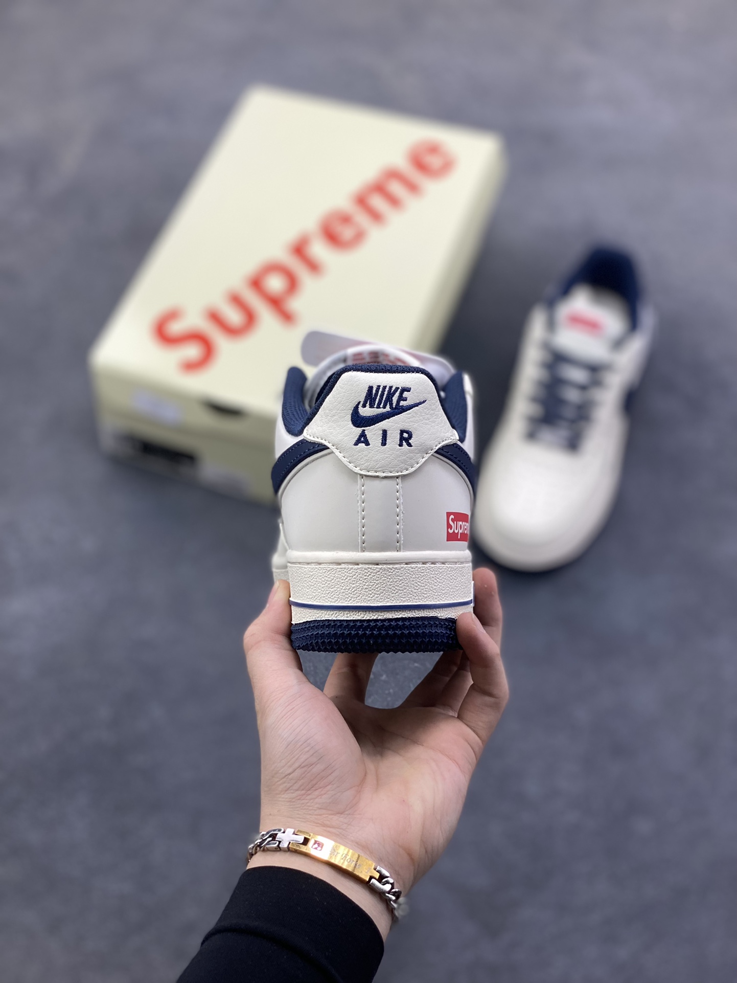 图片[4]-NIke Air Force 1 ‘07 Low “Supreme-午夜蓝”空军一号 低帮 运动鞋 休闲鞋 折边针车 工艺难度大 原楦头原纸板 原装鞋盒 定制五金配件 内置全掌气垫 原厂鞋底 货号：JP8028-061 尺码：36 36.5 37.5 38 38.5 39 40 40.5 41 42 42.5 43 44 44.5 45-选品中心