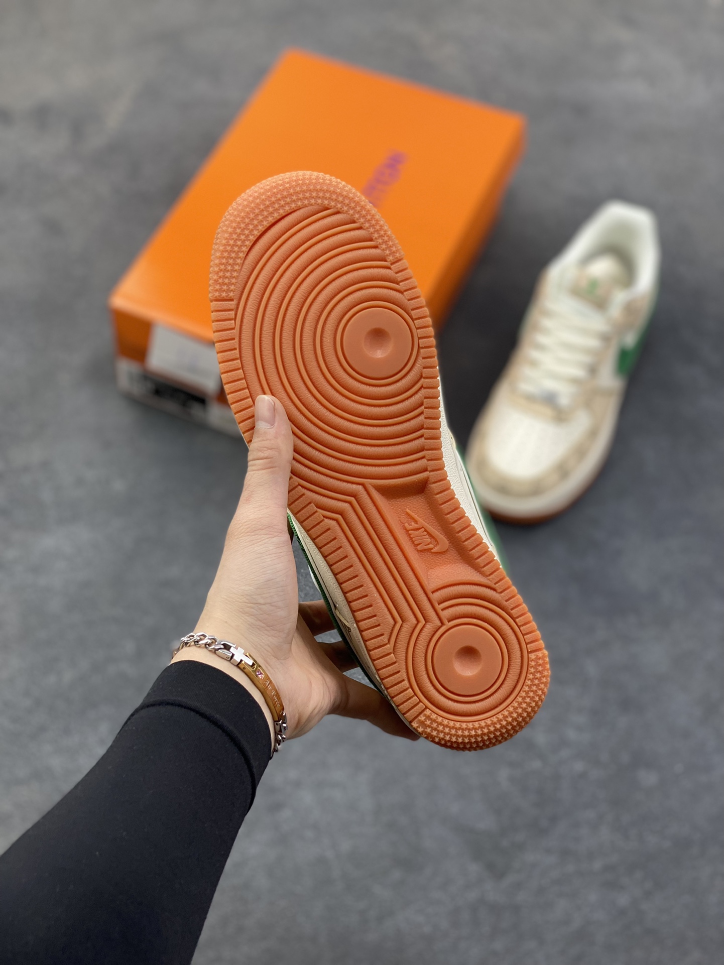 图片[5]-NIke Air Force 1 ‘07 Low “古驰联名——生胶绿勾”空军一号 低帮 运动鞋 休闲鞋 折边针车 工艺难度大 原楦头原纸板 原装鞋盒 定制五金配件 内置全掌气垫 原厂鞋底 货号：XS1958-627 尺码：36 36.5 37.5 38 38.5 39 40 40.5 41 42 42.5 43 44 44.5 45-选品中心