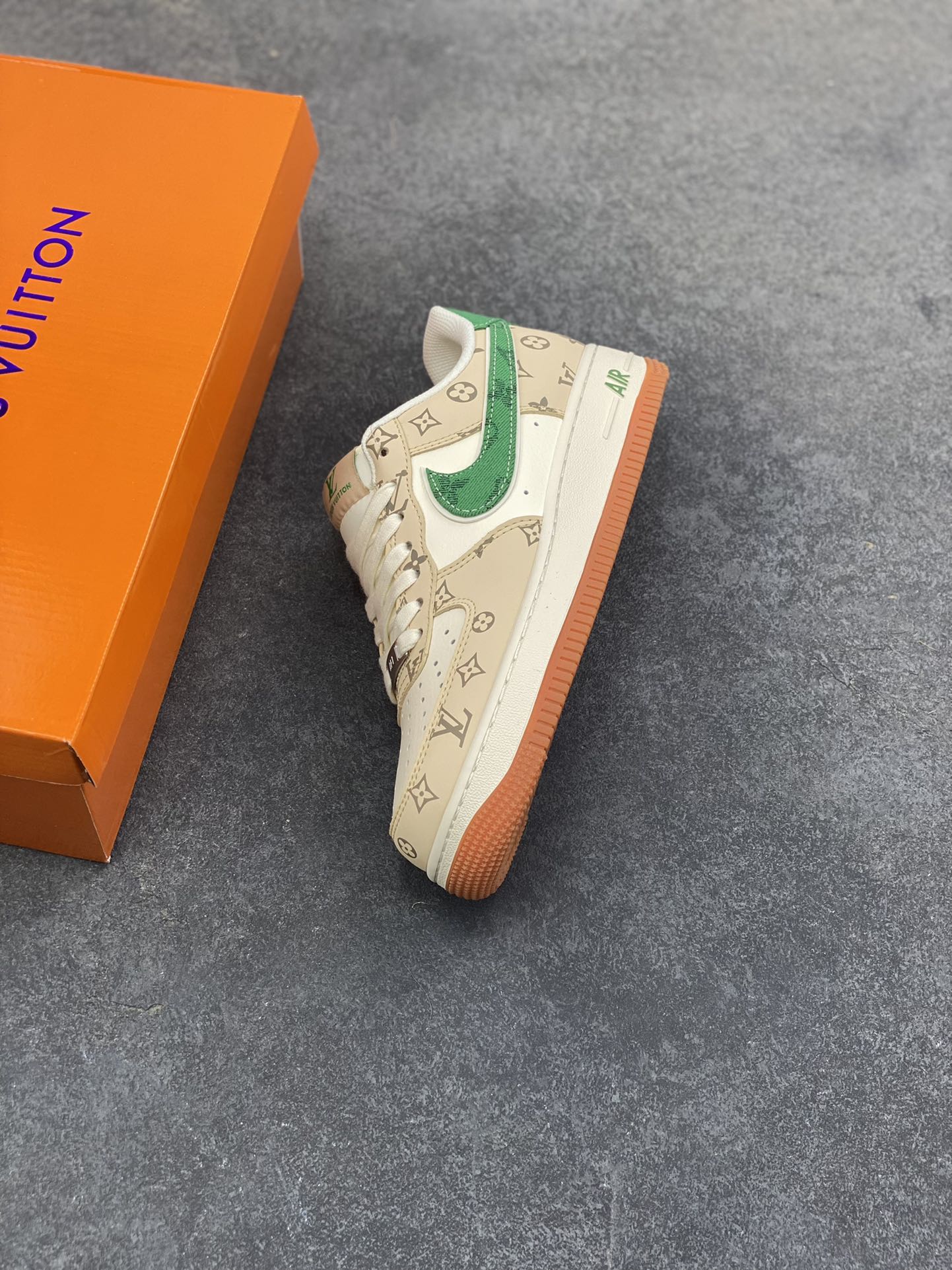 图片[7]-NIke Air Force 1 ‘07 Low “古驰联名——生胶绿勾”空军一号 低帮 运动鞋 休闲鞋 折边针车 工艺难度大 原楦头原纸板 原装鞋盒 定制五金配件 内置全掌气垫 原厂鞋底 货号：XS1958-627 尺码：36 36.5 37.5 38 38.5 39 40 40.5 41 42 42.5 43 44 44.5 45-选品中心