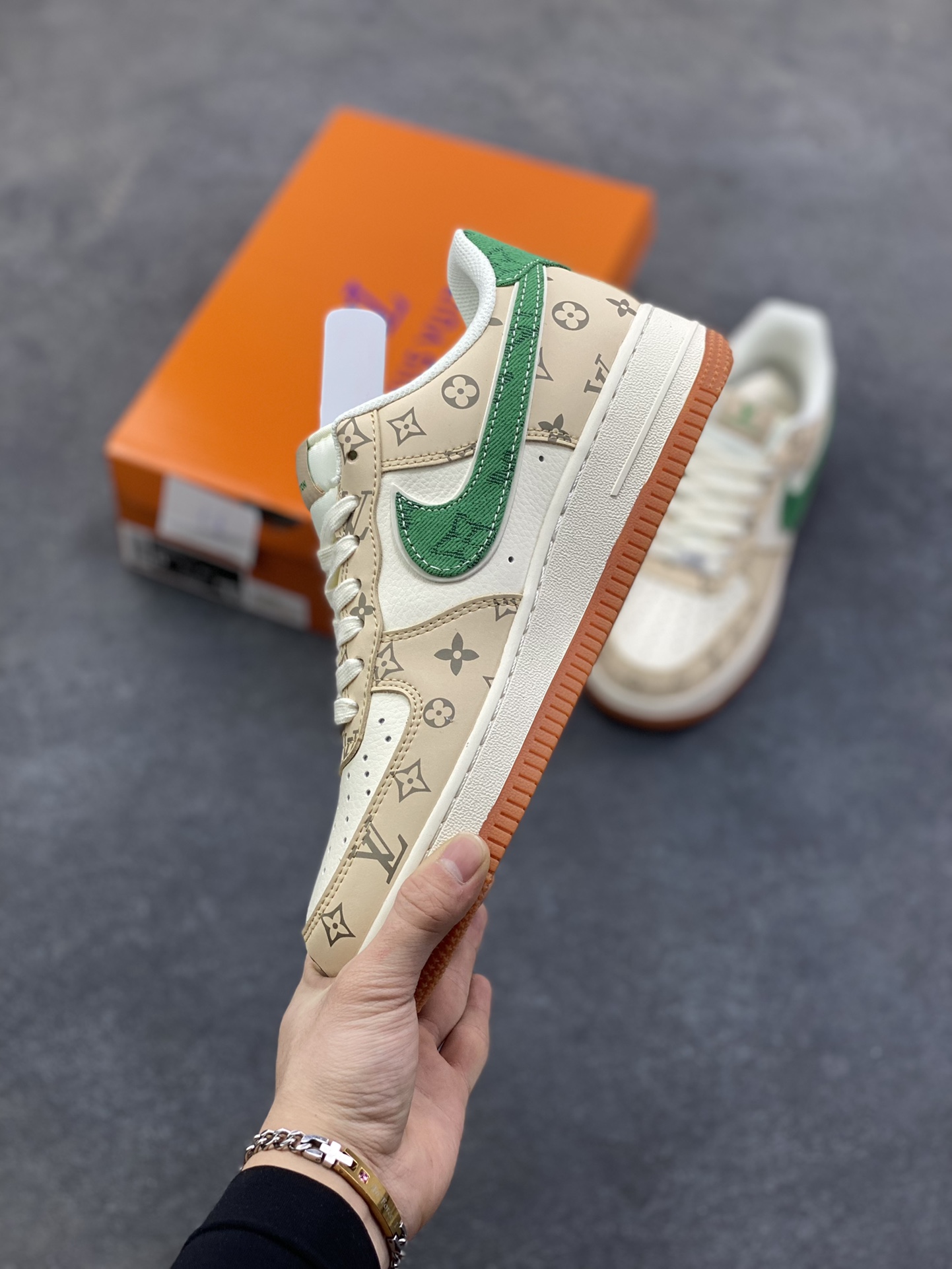 图片[3]-NIke Air Force 1 ‘07 Low “古驰联名——生胶绿勾”空军一号 低帮 运动鞋 休闲鞋 折边针车 工艺难度大 原楦头原纸板 原装鞋盒 定制五金配件 内置全掌气垫 原厂鞋底 货号：XS1958-627 尺码：36 36.5 37.5 38 38.5 39 40 40.5 41 42 42.5 43 44 44.5 45-选品中心