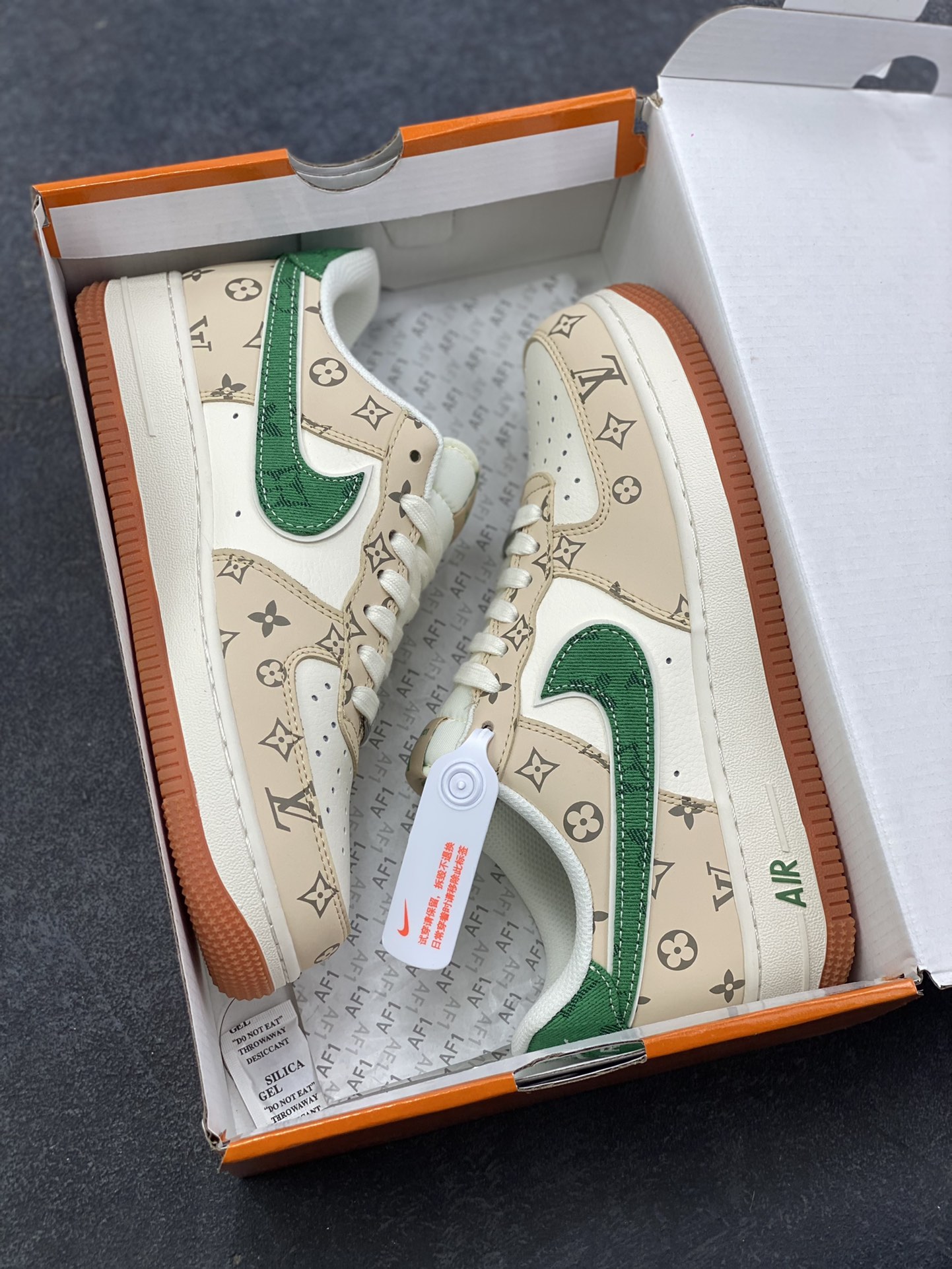 图片[9]-NIke Air Force 1 ‘07 Low “古驰联名——生胶绿勾”空军一号 低帮 运动鞋 休闲鞋 折边针车 工艺难度大 原楦头原纸板 原装鞋盒 定制五金配件 内置全掌气垫 原厂鞋底 货号：XS1958-627 尺码：36 36.5 37.5 38 38.5 39 40 40.5 41 42 42.5 43 44 44.5 45-选品中心