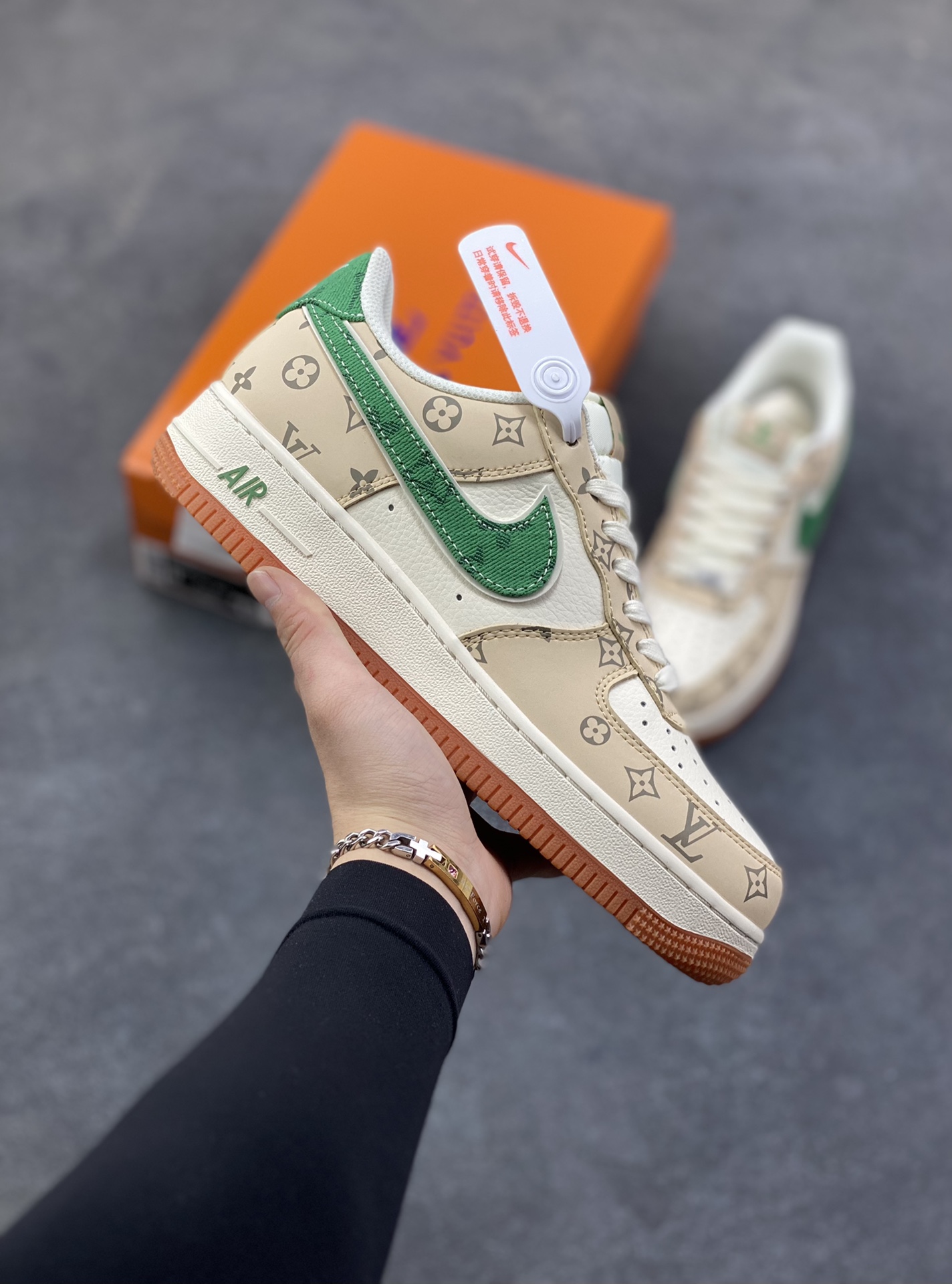 NIke Air Force 1 ‘07 Low “古驰联名——生胶绿勾”空军一号 低帮 运动鞋 休闲鞋 折边针车 工艺难度大 原楦头原纸板 原装鞋盒 定制五金配件 内置全掌气垫 原厂鞋底 货号：XS1958-627 尺码：36 36.5 37.5 38 38.5 39 40 40.5 41 42 42.5 43 44 44.5 45-选品中心