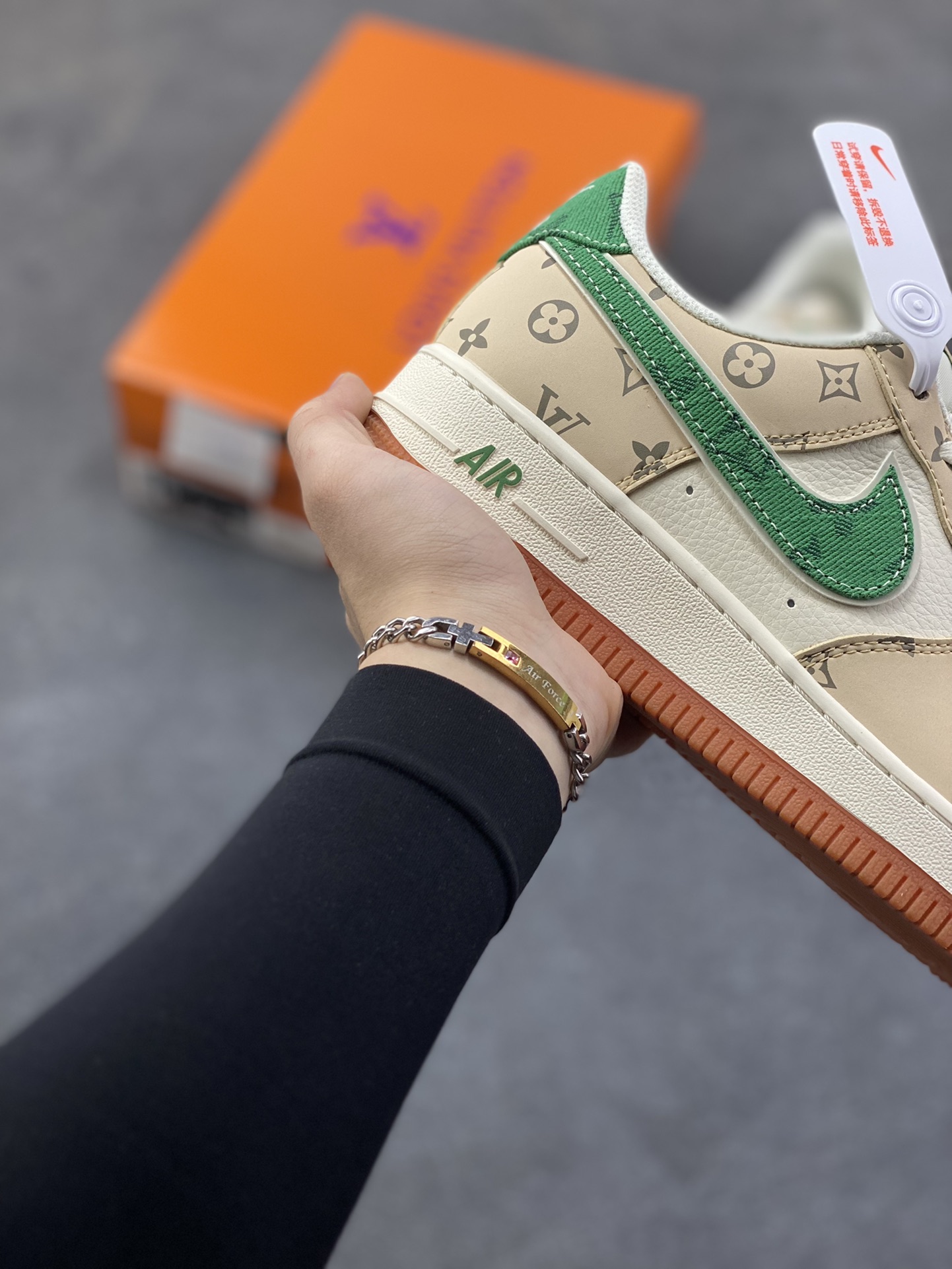 图片[6]-NIke Air Force 1 ‘07 Low “古驰联名——生胶绿勾”空军一号 低帮 运动鞋 休闲鞋 折边针车 工艺难度大 原楦头原纸板 原装鞋盒 定制五金配件 内置全掌气垫 原厂鞋底 货号：XS1958-627 尺码：36 36.5 37.5 38 38.5 39 40 40.5 41 42 42.5 43 44 44.5 45-选品中心