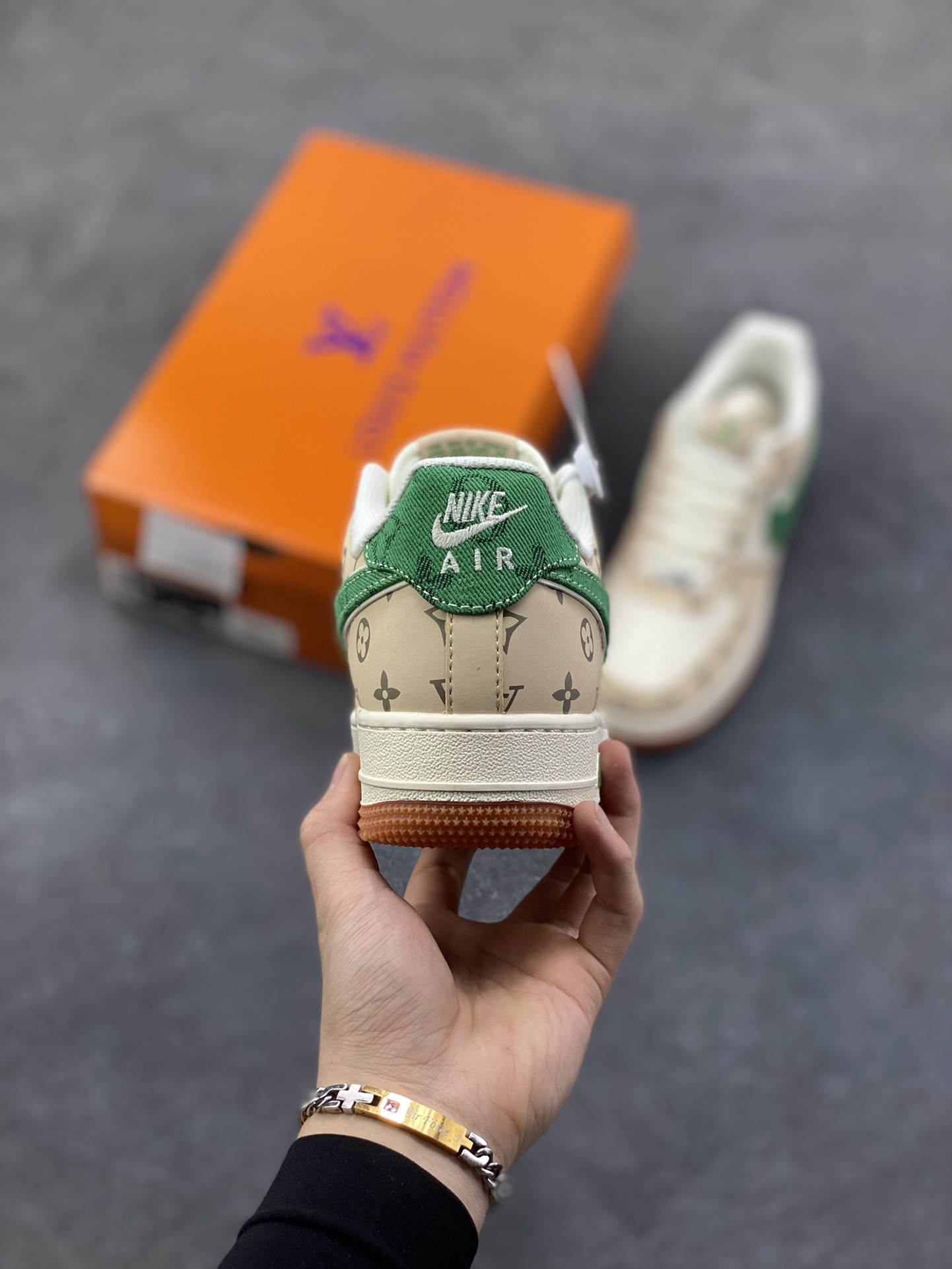 图片[4]-NIke Air Force 1 ‘07 Low “古驰联名——生胶绿勾”空军一号 低帮 运动鞋 休闲鞋 折边针车 工艺难度大 原楦头原纸板 原装鞋盒 定制五金配件 内置全掌气垫 原厂鞋底 货号：XS1958-627 尺码：36 36.5 37.5 38 38.5 39 40 40.5 41 42 42.5 43 44 44.5 45-选品中心
