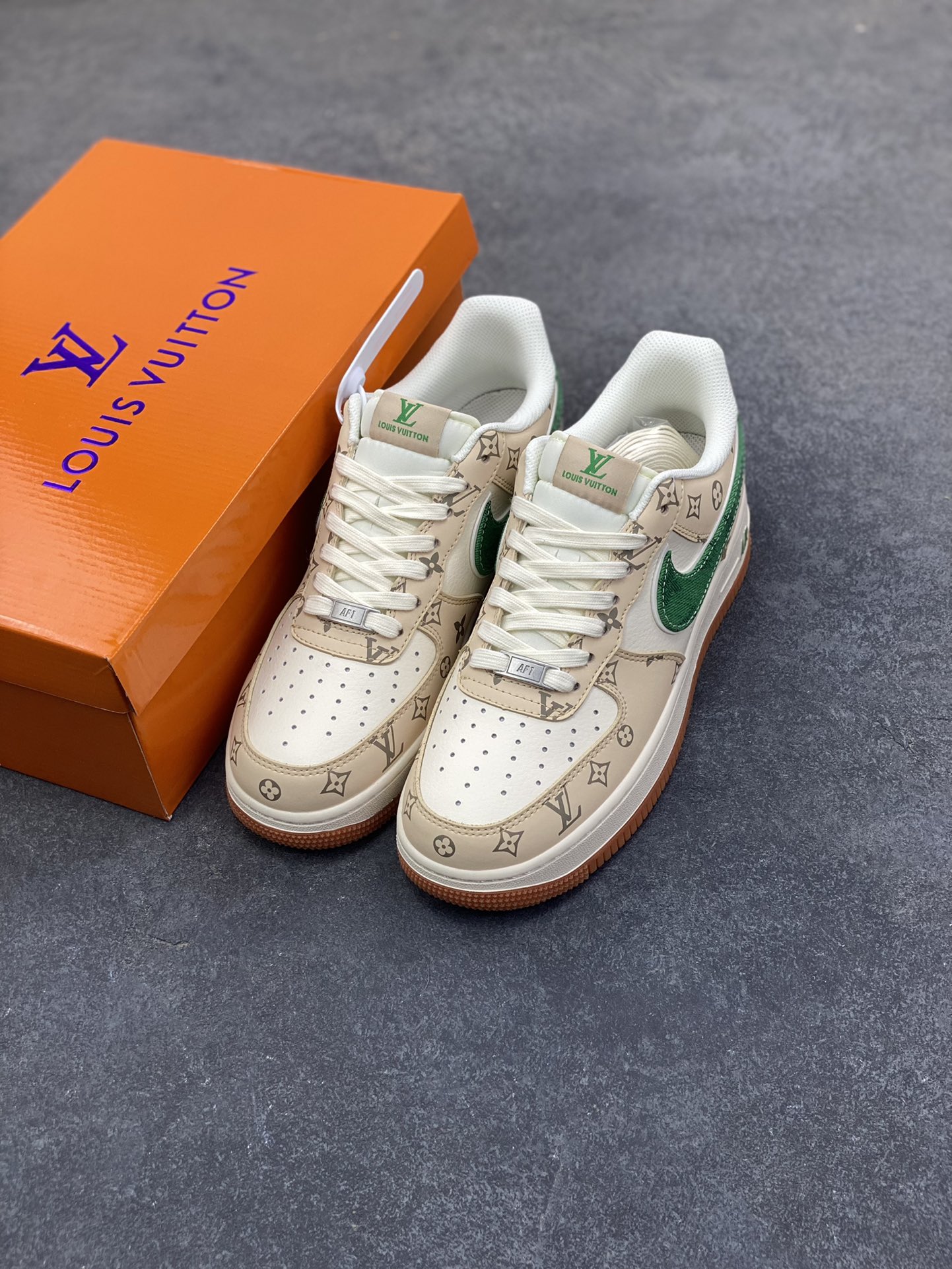 图片[8]-NIke Air Force 1 ‘07 Low “古驰联名——生胶绿勾”空军一号 低帮 运动鞋 休闲鞋 折边针车 工艺难度大 原楦头原纸板 原装鞋盒 定制五金配件 内置全掌气垫 原厂鞋底 货号：XS1958-627 尺码：36 36.5 37.5 38 38.5 39 40 40.5 41 42 42.5 43 44 44.5 45-选品中心
