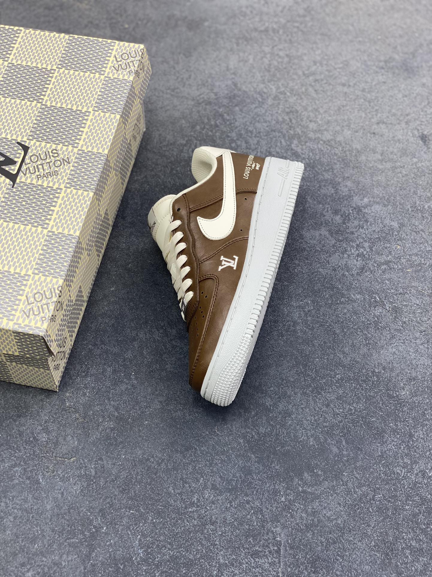 图片[7]-NIke Air Force 1 ‘07 Low “LV联名—焦糖拿铁” 空军一号低帮 运动鞋 休闲鞋 折边针车 工艺难度大 原楦头原纸板 高端定制鞋盒 原厂鞋底 超高清洁度 细节完美 货号：NH0601-587 尺码：36 36.5 37.5 38 38.5 39 40 40.5 41 42 42.5 43 44 44.5 45-选品中心
