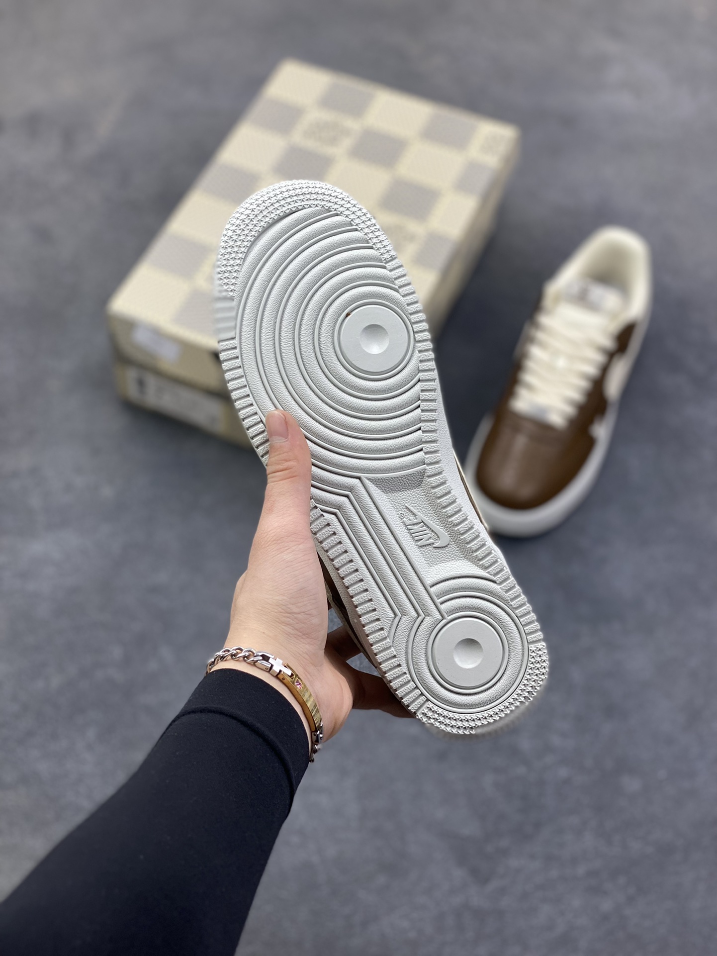 图片[5]-NIke Air Force 1 ‘07 Low “LV联名—焦糖拿铁” 空军一号低帮 运动鞋 休闲鞋 折边针车 工艺难度大 原楦头原纸板 高端定制鞋盒 原厂鞋底 超高清洁度 细节完美 货号：NH0601-587 尺码：36 36.5 37.5 38 38.5 39 40 40.5 41 42 42.5 43 44 44.5 45-选品中心