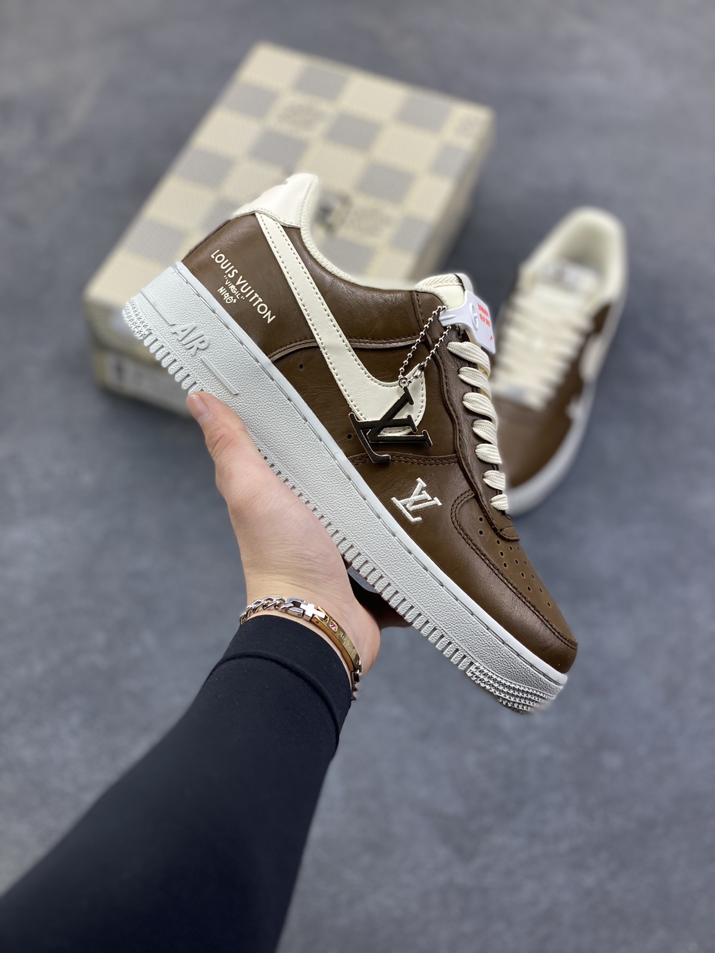 NIke Air Force 1 ‘07 Low “LV联名—焦糖拿铁” 空军一号低帮 运动鞋 休闲鞋 折边针车 工艺难度大 原楦头原纸板 高端定制鞋盒 原厂鞋底 超高清洁度 细节完美 货号：NH0601-587 尺码：36 36.5 37.5 38 38.5 39 40 40.5 41 42 42.5 43 44 44.5 45-选品中心