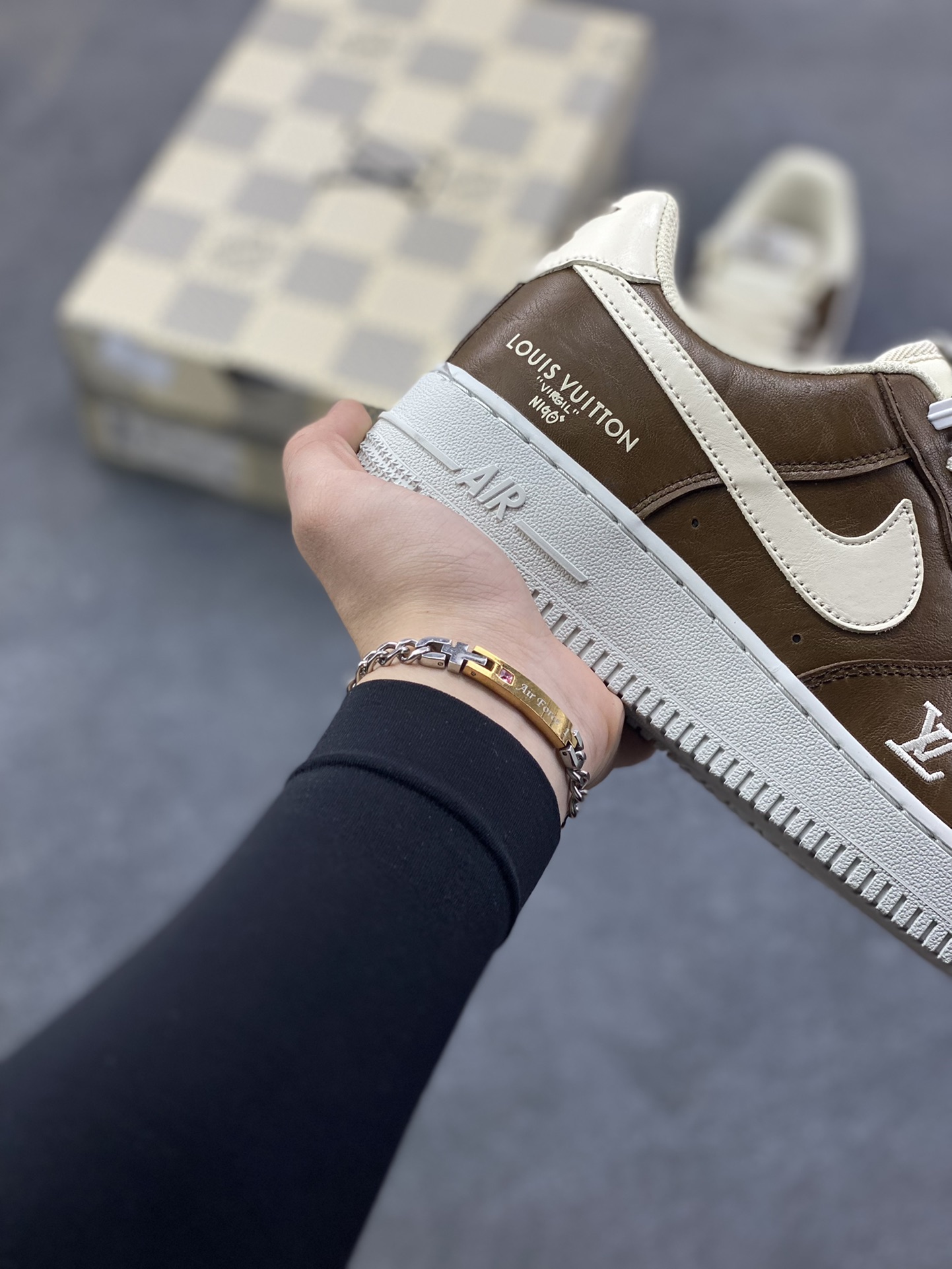 图片[6]-NIke Air Force 1 ‘07 Low “LV联名—焦糖拿铁” 空军一号低帮 运动鞋 休闲鞋 折边针车 工艺难度大 原楦头原纸板 高端定制鞋盒 原厂鞋底 超高清洁度 细节完美 货号：NH0601-587 尺码：36 36.5 37.5 38 38.5 39 40 40.5 41 42 42.5 43 44 44.5 45-选品中心
