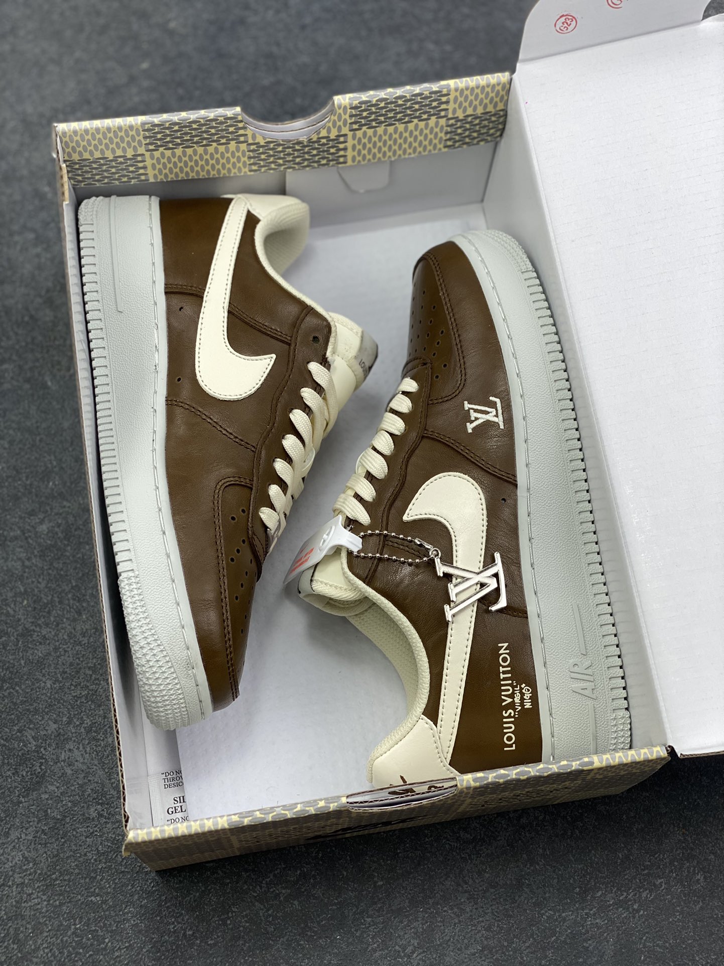 图片[9]-NIke Air Force 1 ‘07 Low “LV联名—焦糖拿铁” 空军一号低帮 运动鞋 休闲鞋 折边针车 工艺难度大 原楦头原纸板 高端定制鞋盒 原厂鞋底 超高清洁度 细节完美 货号：NH0601-587 尺码：36 36.5 37.5 38 38.5 39 40 40.5 41 42 42.5 43 44 44.5 45-选品中心