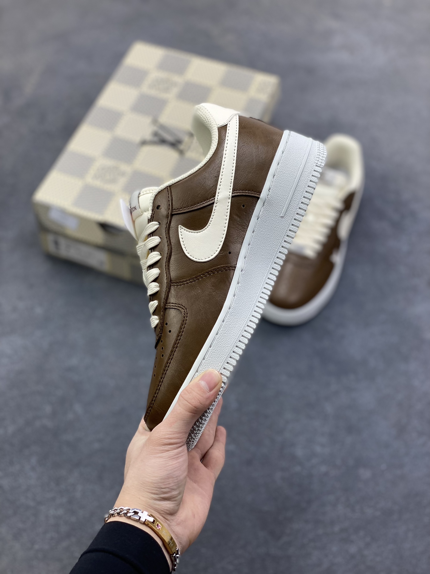 图片[3]-NIke Air Force 1 ‘07 Low “LV联名—焦糖拿铁” 空军一号低帮 运动鞋 休闲鞋 折边针车 工艺难度大 原楦头原纸板 高端定制鞋盒 原厂鞋底 超高清洁度 细节完美 货号：NH0601-587 尺码：36 36.5 37.5 38 38.5 39 40 40.5 41 42 42.5 43 44 44.5 45-选品中心
