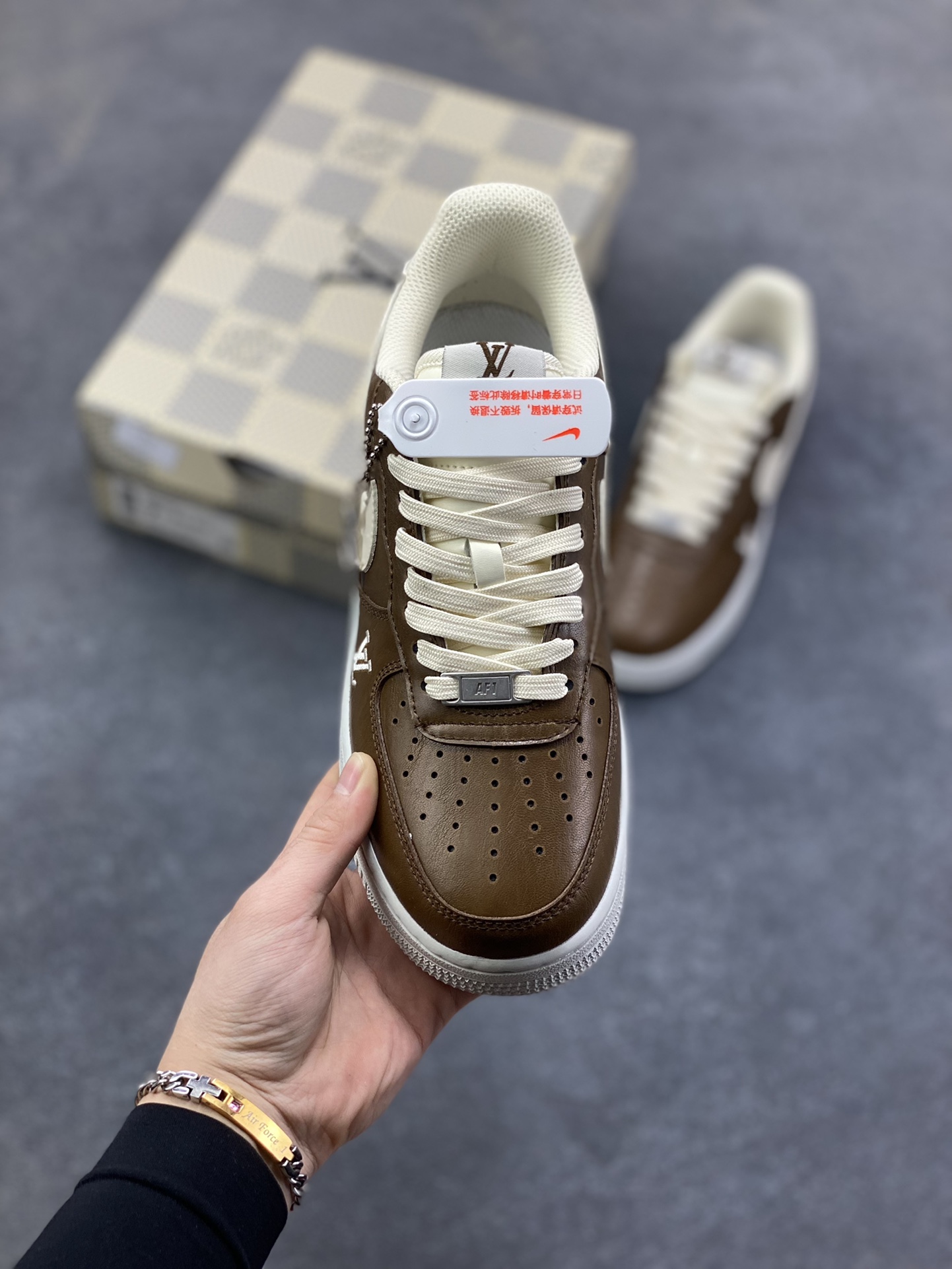 图片[2]-NIke Air Force 1 ‘07 Low “LV联名—焦糖拿铁” 空军一号低帮 运动鞋 休闲鞋 折边针车 工艺难度大 原楦头原纸板 高端定制鞋盒 原厂鞋底 超高清洁度 细节完美 货号：NH0601-587 尺码：36 36.5 37.5 38 38.5 39 40 40.5 41 42 42.5 43 44 44.5 45-选品中心