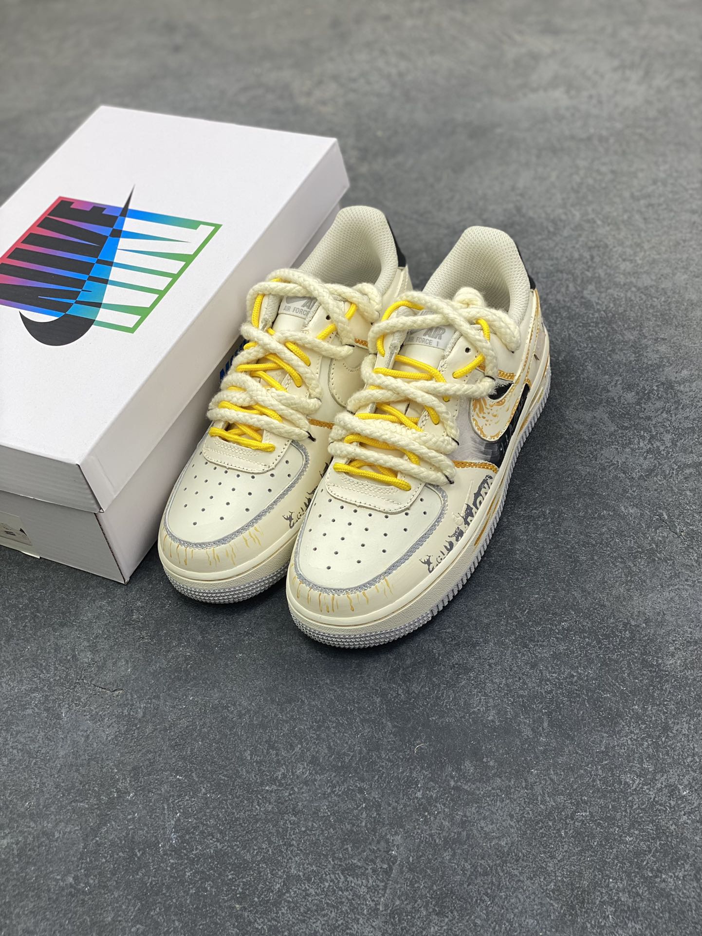 图片[8]-手绘涂鸦“涂鸦白皮书”Nike Air Force 1 “Graffiti White Paper”空军一号定制板鞋 这双「涂鸦白皮书」便成了街头艺术的行走载体。鞋身以泼墨肌理打底，交织着手写体标识、做旧线条与撞色细节 —— 荧光绿鞋带跳脱出冷调灰黑，做旧包边复刻了街头创作的随性质感，连 LOGO 都覆上了涂鸦式的笔触纹理 货号：DB3301-101 尺码： 39 40 40.5 41 42 42.5 43 44 44.5 45-选品中心