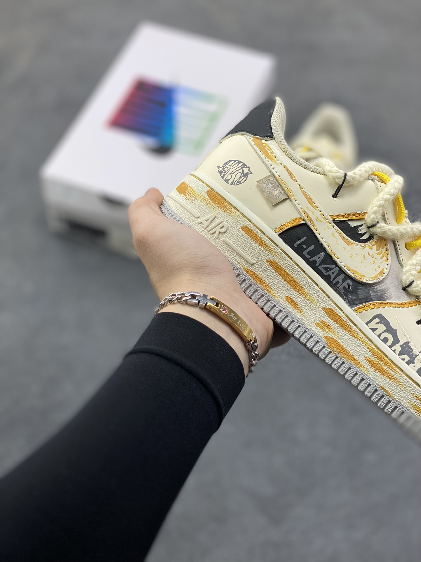 图片[6]-手绘涂鸦“涂鸦白皮书”Nike Air Force 1 “Graffiti White Paper”空军一号定制板鞋 这双「涂鸦白皮书」便成了街头艺术的行走载体。鞋身以泼墨肌理打底，交织着手写体标识、做旧线条与撞色细节 —— 荧光绿鞋带跳脱出冷调灰黑，做旧包边复刻了街头创作的随性质感，连 LOGO 都覆上了涂鸦式的笔触纹理 货号：DB3301-101 尺码： 39 40 40.5 41 42 42.5 43 44 44.5 45-选品中心