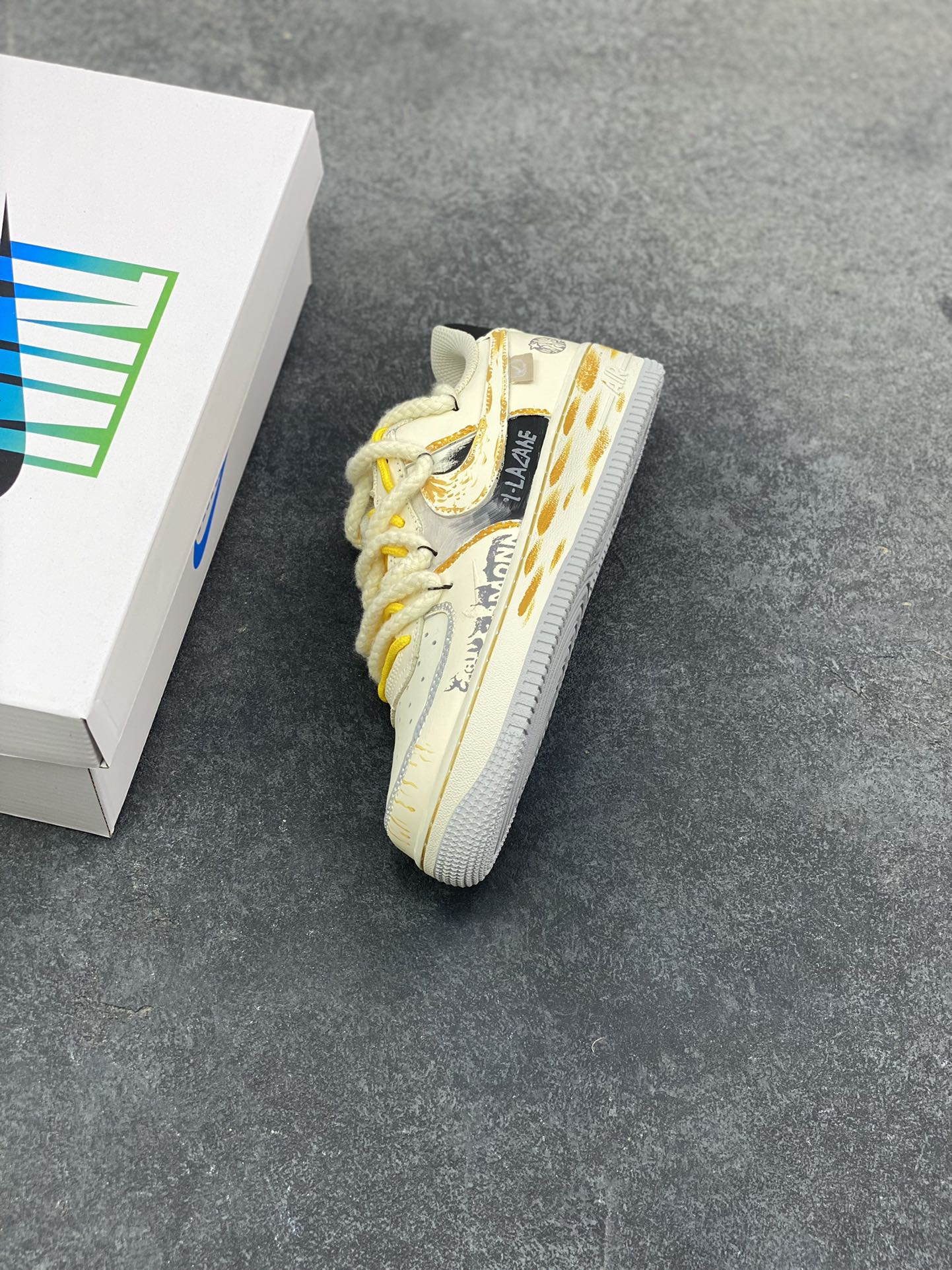 图片[7]-手绘涂鸦“涂鸦白皮书”Nike Air Force 1 “Graffiti White Paper”空军一号定制板鞋 这双「涂鸦白皮书」便成了街头艺术的行走载体。鞋身以泼墨肌理打底，交织着手写体标识、做旧线条与撞色细节 —— 荧光绿鞋带跳脱出冷调灰黑，做旧包边复刻了街头创作的随性质感，连 LOGO 都覆上了涂鸦式的笔触纹理 货号：DB3301-101 尺码： 39 40 40.5 41 42 42.5 43 44 44.5 45-选品中心