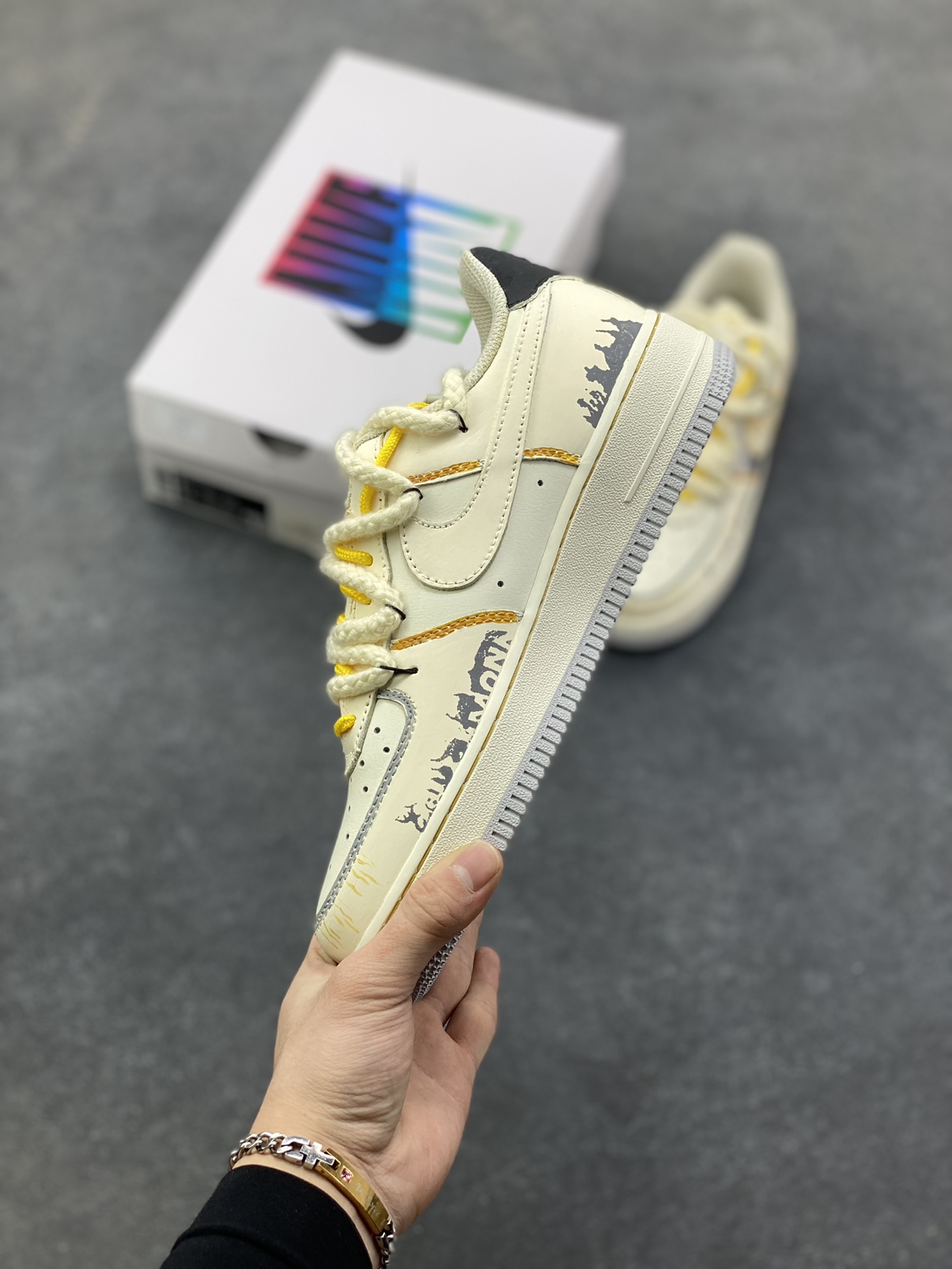 图片[3]-手绘涂鸦“涂鸦白皮书”Nike Air Force 1 “Graffiti White Paper”空军一号定制板鞋 这双「涂鸦白皮书」便成了街头艺术的行走载体。鞋身以泼墨肌理打底，交织着手写体标识、做旧线条与撞色细节 —— 荧光绿鞋带跳脱出冷调灰黑，做旧包边复刻了街头创作的随性质感，连 LOGO 都覆上了涂鸦式的笔触纹理 货号：DB3301-101 尺码： 39 40 40.5 41 42 42.5 43 44 44.5 45-选品中心