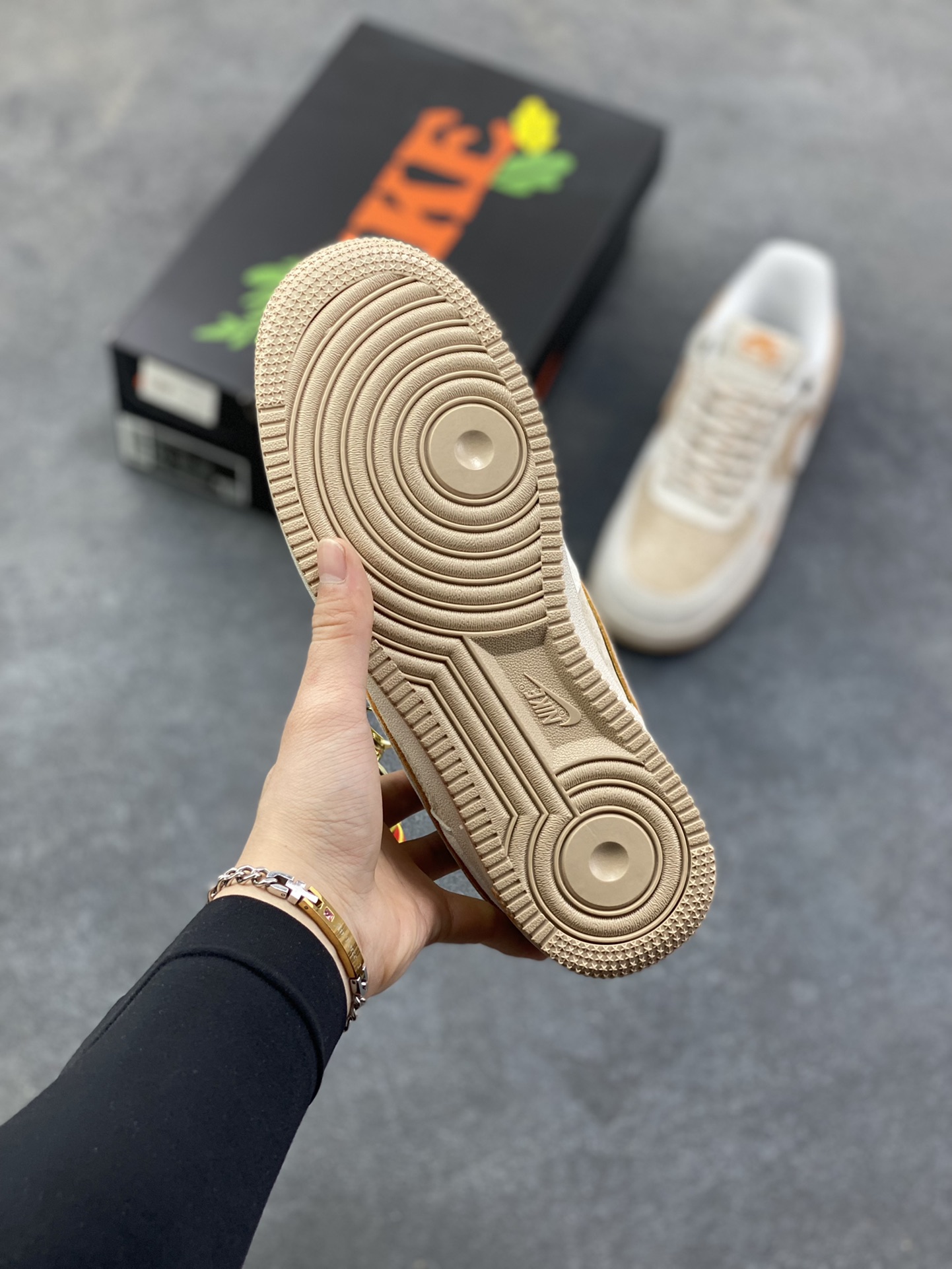 图片[5]-Nike Air Force 1 ‘07 Low “头层猪八拼接” 空军一号 高端定制 低帮 运动鞋 休闲鞋 折边针车 工艺难度大 原楦头原纸板 原装鞋盒 定制五金配件 内置全掌气垫 原厂鞋底 货号：DY9867-107 尺码：36 36.5 37.5 38 38.5 39 40 40.5 41 42 42.5 43 44 44.5 45-选品中心