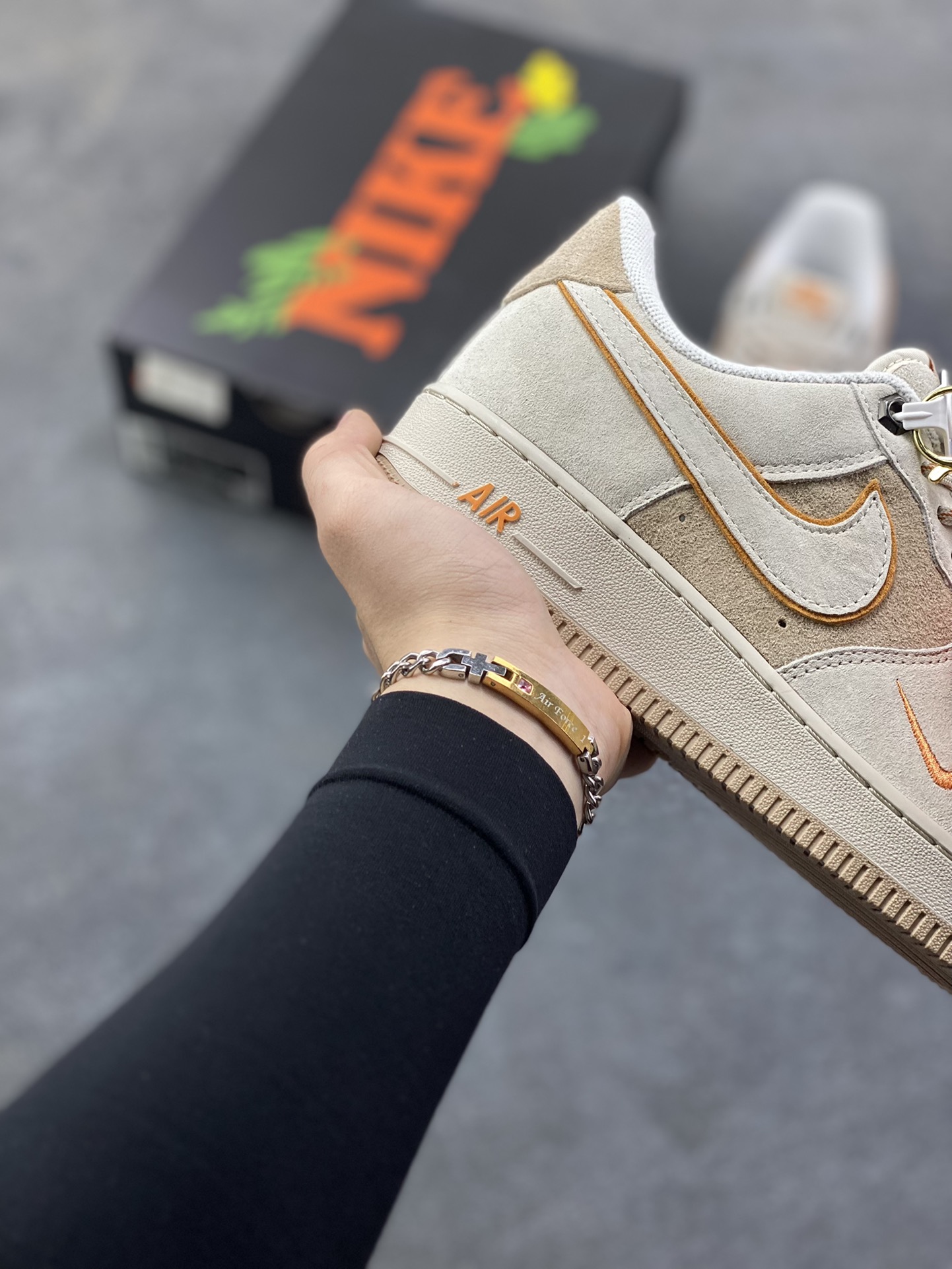 图片[6]-Nike Air Force 1 ‘07 Low “头层猪八拼接” 空军一号 高端定制 低帮 运动鞋 休闲鞋 折边针车 工艺难度大 原楦头原纸板 原装鞋盒 定制五金配件 内置全掌气垫 原厂鞋底 货号：DY9867-107 尺码：36 36.5 37.5 38 38.5 39 40 40.5 41 42 42.5 43 44 44.5 45-选品中心