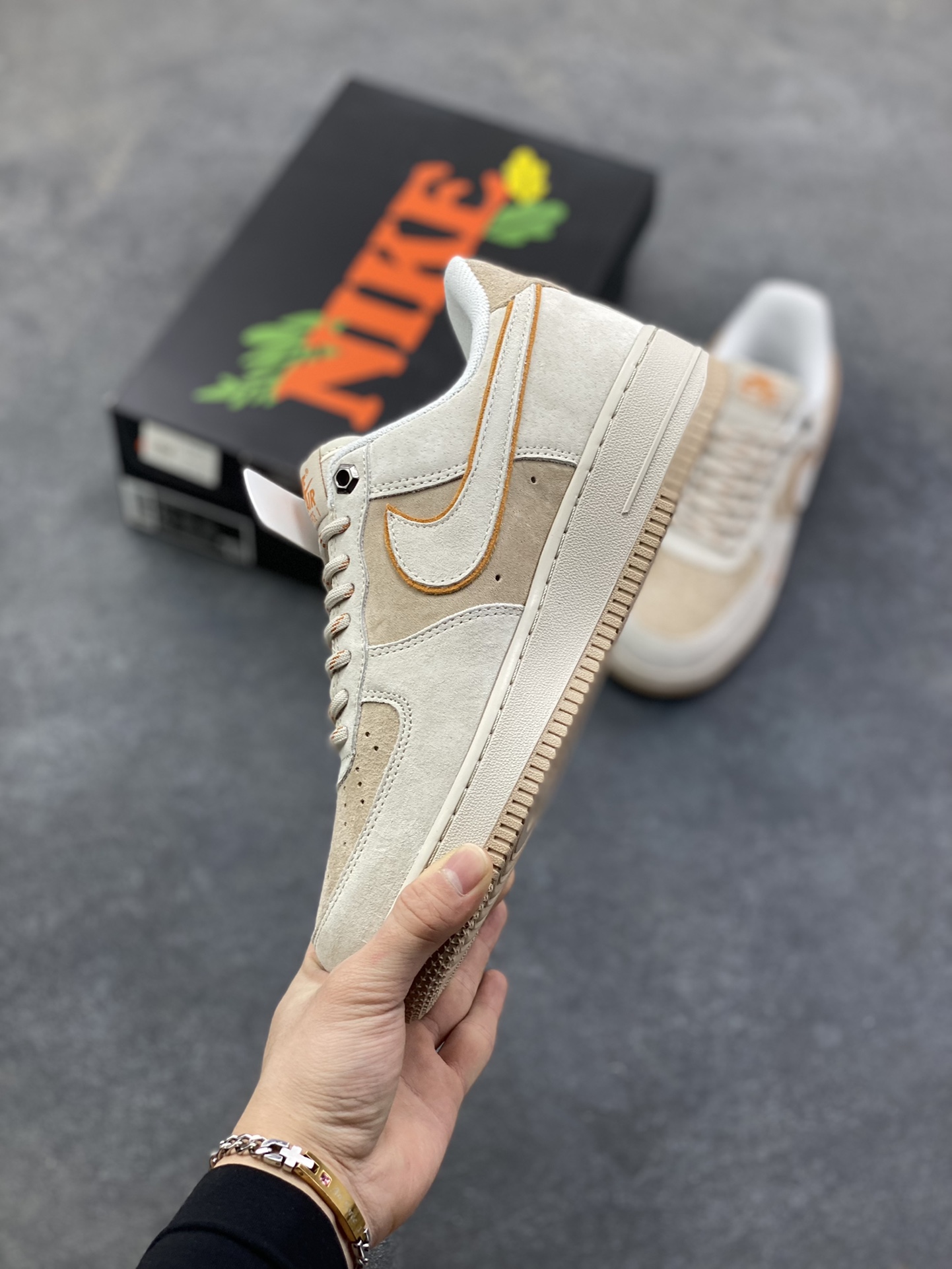图片[3]-Nike Air Force 1 ‘07 Low “头层猪八拼接” 空军一号 高端定制 低帮 运动鞋 休闲鞋 折边针车 工艺难度大 原楦头原纸板 原装鞋盒 定制五金配件 内置全掌气垫 原厂鞋底 货号：DY9867-107 尺码：36 36.5 37.5 38 38.5 39 40 40.5 41 42 42.5 43 44 44.5 45-选品中心