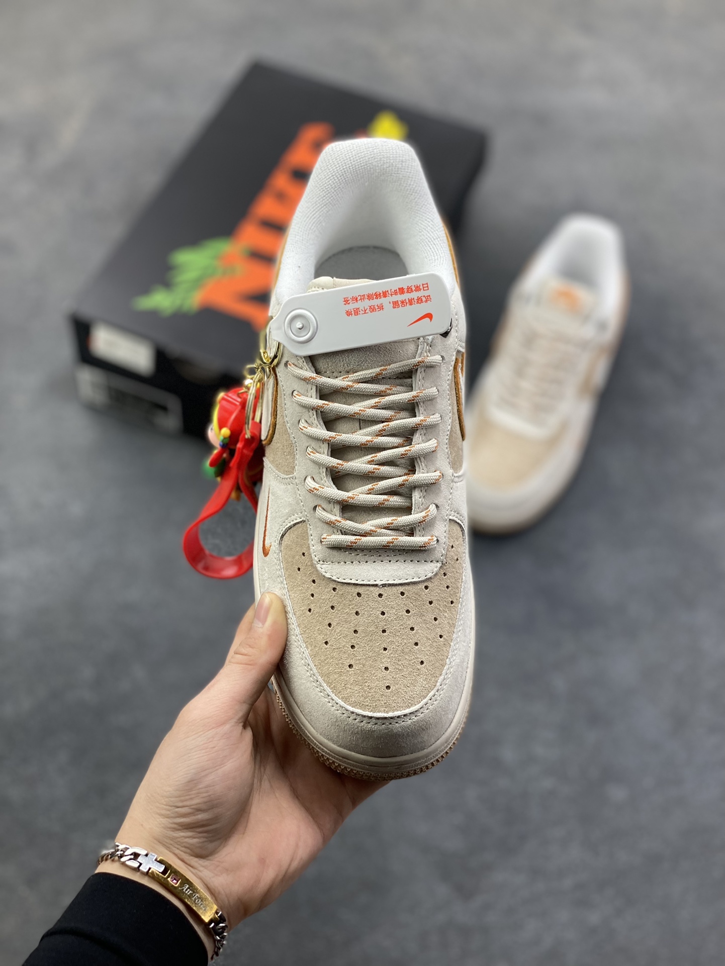 图片[2]-Nike Air Force 1 ‘07 Low “头层猪八拼接” 空军一号 高端定制 低帮 运动鞋 休闲鞋 折边针车 工艺难度大 原楦头原纸板 原装鞋盒 定制五金配件 内置全掌气垫 原厂鞋底 货号：DY9867-107 尺码：36 36.5 37.5 38 38.5 39 40 40.5 41 42 42.5 43 44 44.5 45-选品中心