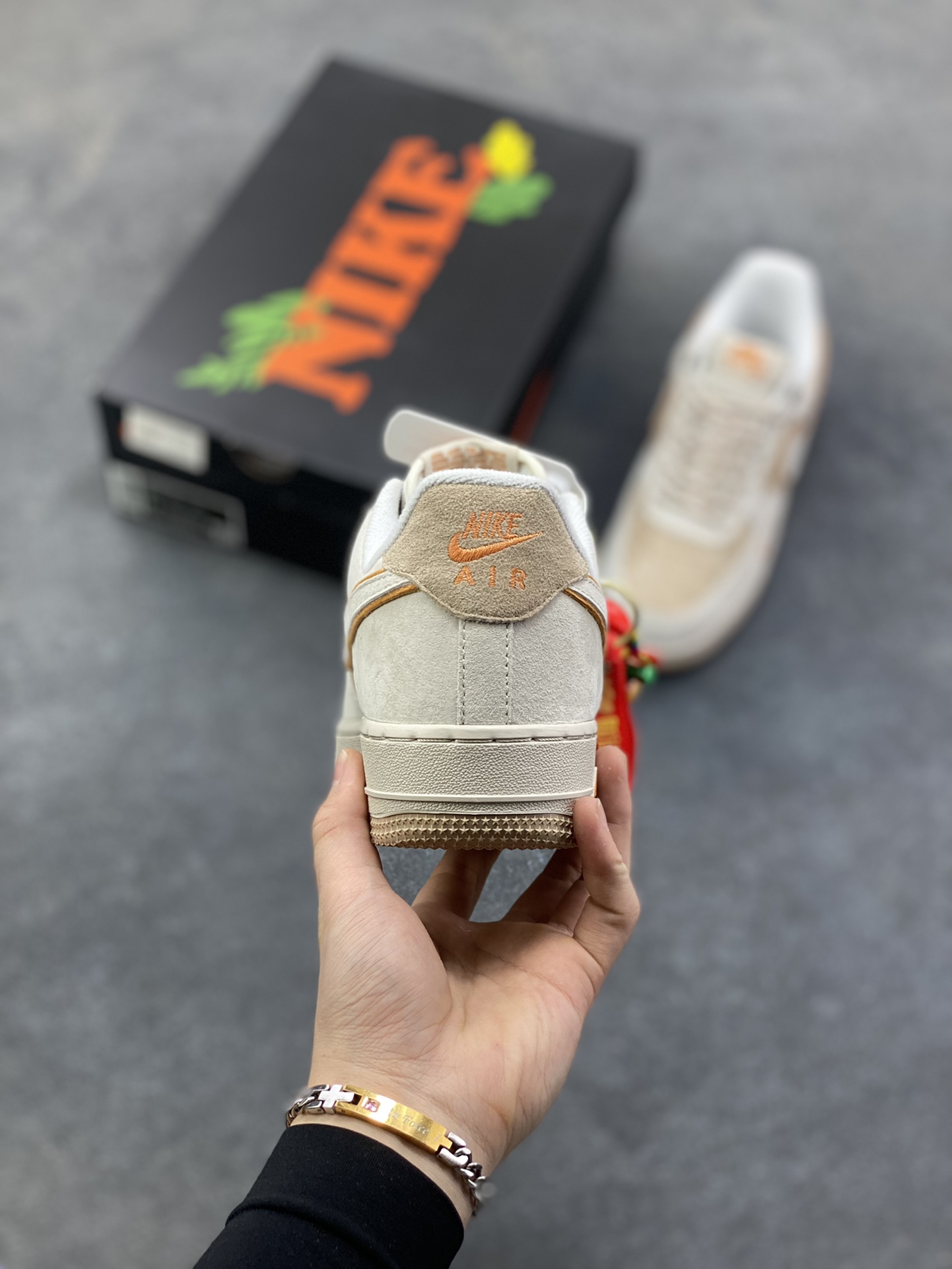 图片[4]-Nike Air Force 1 ‘07 Low “头层猪八拼接” 空军一号 高端定制 低帮 运动鞋 休闲鞋 折边针车 工艺难度大 原楦头原纸板 原装鞋盒 定制五金配件 内置全掌气垫 原厂鞋底 货号：DY9867-107 尺码：36 36.5 37.5 38 38.5 39 40 40.5 41 42 42.5 43 44 44.5 45-选品中心