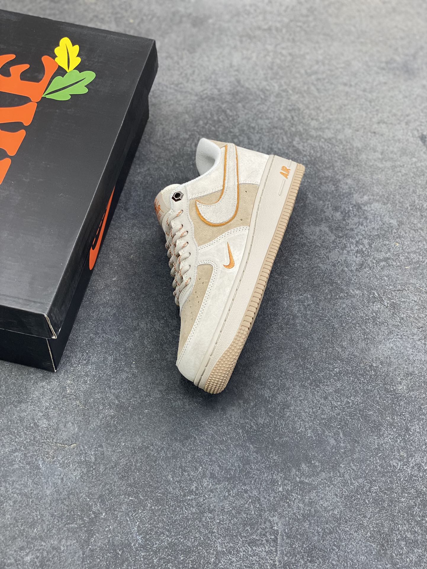 图片[7]-Nike Air Force 1 ‘07 Low “头层猪八拼接” 空军一号 高端定制 低帮 运动鞋 休闲鞋 折边针车 工艺难度大 原楦头原纸板 原装鞋盒 定制五金配件 内置全掌气垫 原厂鞋底 货号：DY9867-107 尺码：36 36.5 37.5 38 38.5 39 40 40.5 41 42 42.5 43 44 44.5 45-选品中心