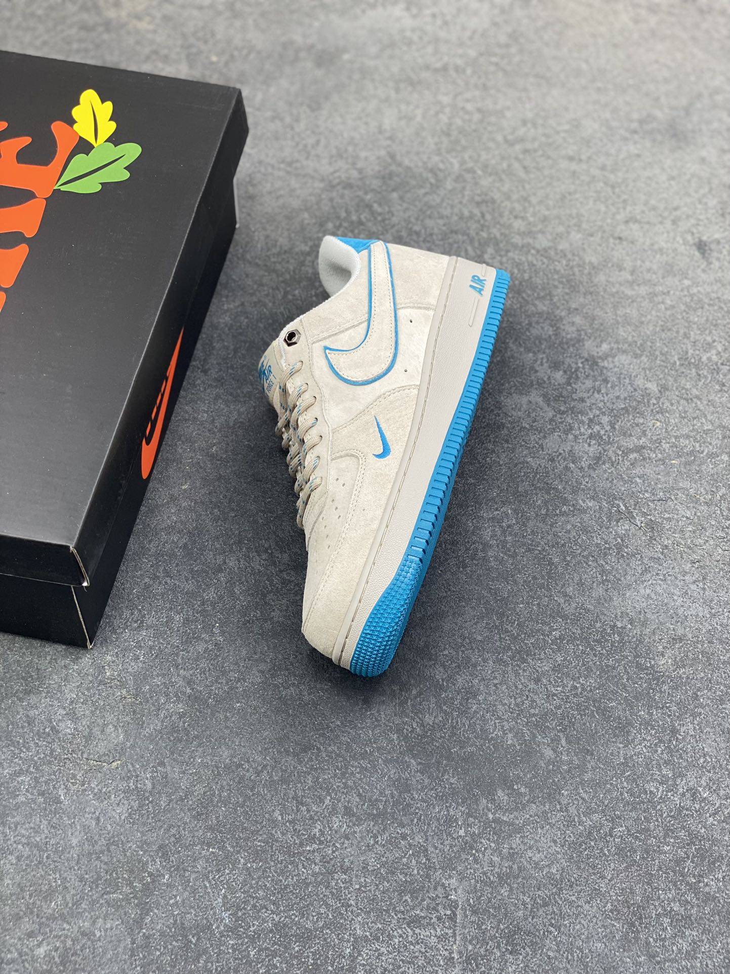 图片[7]-Nike Air Force 1 ‘07 Low “头层猪八拼接” 空军一号 高端定制 低帮 运动鞋 休闲鞋 折边针车 工艺难度大 原楦头原纸板 原装鞋盒 定制五金配件 内置全掌气垫 原厂鞋底 货号：DY9867-109 尺码：36 36.5 37.5 38 38.5 39 40 40.5 41 42 42.5 43 44 44.5 45-选品中心