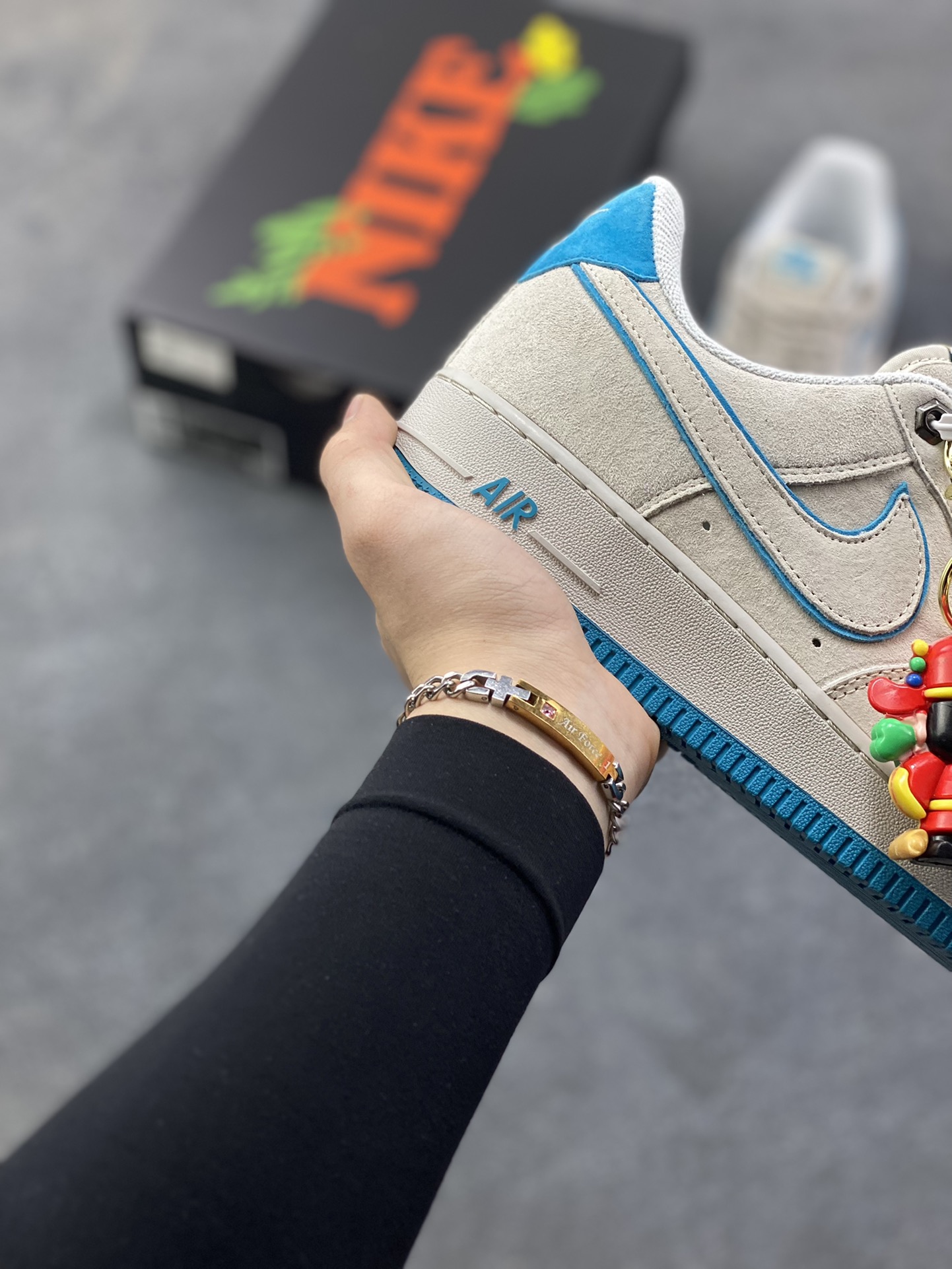 图片[6]-Nike Air Force 1 ‘07 Low “头层猪八拼接” 空军一号 高端定制 低帮 运动鞋 休闲鞋 折边针车 工艺难度大 原楦头原纸板 原装鞋盒 定制五金配件 内置全掌气垫 原厂鞋底 货号：DY9867-109 尺码：36 36.5 37.5 38 38.5 39 40 40.5 41 42 42.5 43 44 44.5 45-选品中心