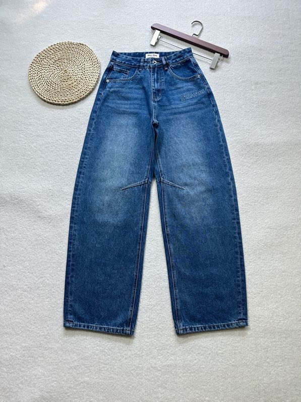 NO:658316,MIUMI* 26 spring and summer new style, loose straight jeans, logo stitching on back pocket, simple and advanced, code number SML,,miumiu,jeans,alexander wang19860909MIUMI* 26春夏新款 宽松直筒牛仔裤 背后口袋logo缝线工艺 简约高级 码数SML,,miumiu,jeans,alexander wang,Women's clothing