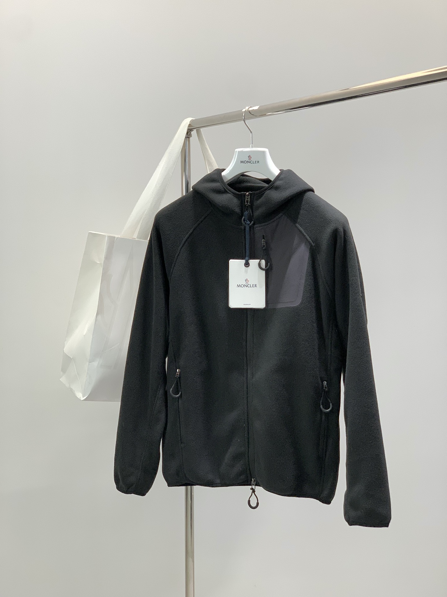 NO:650935,, Moncler muzzle, the latest winter product, available at counters simultaneously, original order, fashionable and casual polar fleece hooded jacket, comfortable upper body!  Eye-catching and bright, it uses imported original fabrics, top-grade rubber printing process letter pattern logo, original hardware accessories decoration, simple yet stylish, fashionable and handsome upper body, 4 colors recommended, size M-2XL, Moncler, jackets & coats, hats, alexander wang19860909,Moncler 蒙口,冬季最新品,专柜同步有售,原单狠货,时尚休闲摇粒绒连帽外套,上身舒适！吸睛而有亮点,采用进口原版面料,顶级印胶工艺字母图案logo,原版五金辅料装饰,简单而不失时尚,上身时尚帅气,4色推荐,码数M-2XL,,Moncler,jackets & coats,hats,alexander wang,Men's clothing