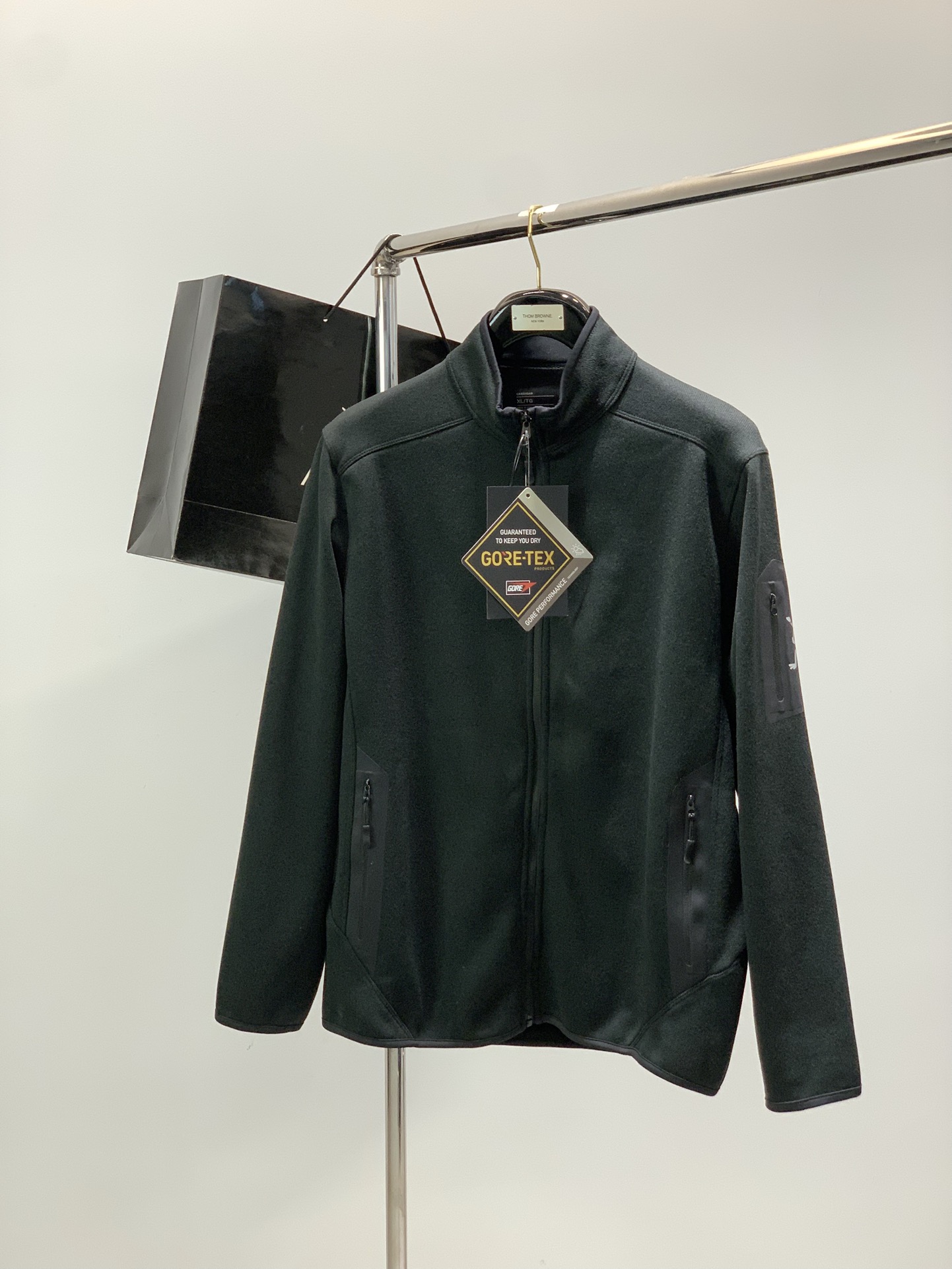 NO:650944,, ARCTERYX, new AW products for autumn and winter, fashionable and casual velvet thin jackets, available at counters simultaneously, original goods, imported original fabrics, extremely complex craftsmanship, visually very elegant and fashionable, noble and elegant, from the main fabric to the detailed craftsmanship, highlighting the ingenuity of fashion, 2 colors recommended, size M-3XL, arc'teryx, jackets & coats, alexander wang19860909,ARCTERYX 始祖鸟,秋冬AW新品,时尚休闲绒薄款外套,专柜同步有售,原单狠货,进口原版面料,工艺极度复杂,视觉相当雅致时髦,高贵而优雅,从主体面料到细节工艺,彰显时装的匠心所在,2色推荐,码数M-3XL,arc'teryx,jackets & coats,alexander wang,Men's clothing