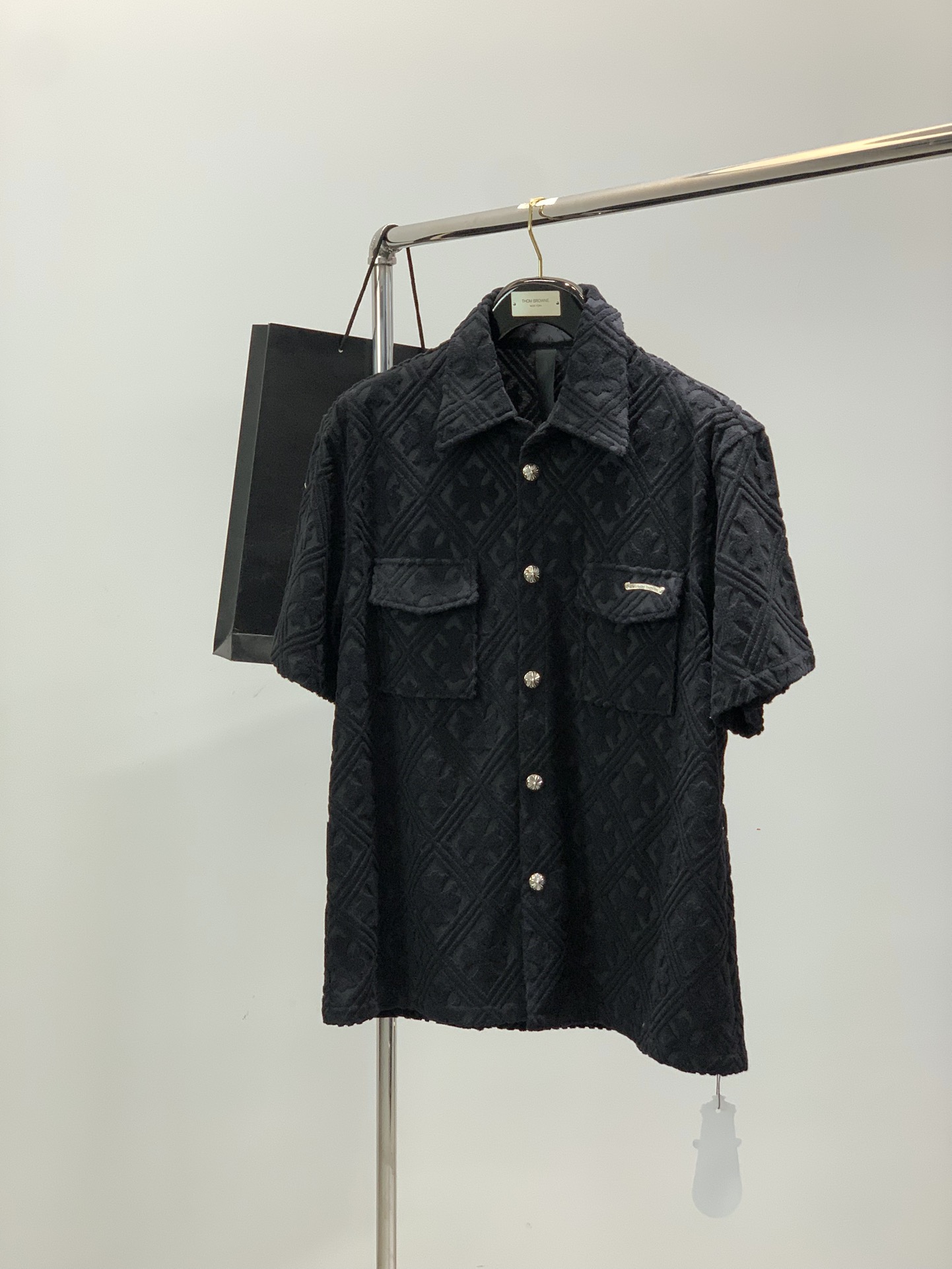 NO:650991,, Chrome Hearts Chrome Hearts, new products for summer and autumn, available at counters at the same time, original goods, fashionable and casual lapel short sleeves, using imported original fabrics, exquisite flocking technology letter pattern logo, original hardware accessories decoration, unique design, counter sales, stylish and handsome upper body, 2 colors recommended, size S-XL,, chrome hearts, chrome hearts, T-shirt, alexander wang19860909,Chrome Hearts 克罗心,夏秋新品,专柜同步有售,原单狠货,时尚休闲翻领短袖,采用进口原版面料,精致植绒工艺字母图案logo,原版五金辅料装饰,独特设计,专柜卖相,上身时尚帅,2色推荐,码数S-XL,,chrome hearts,chrome hearts,T-shirt,alexander wang,Men's clothing