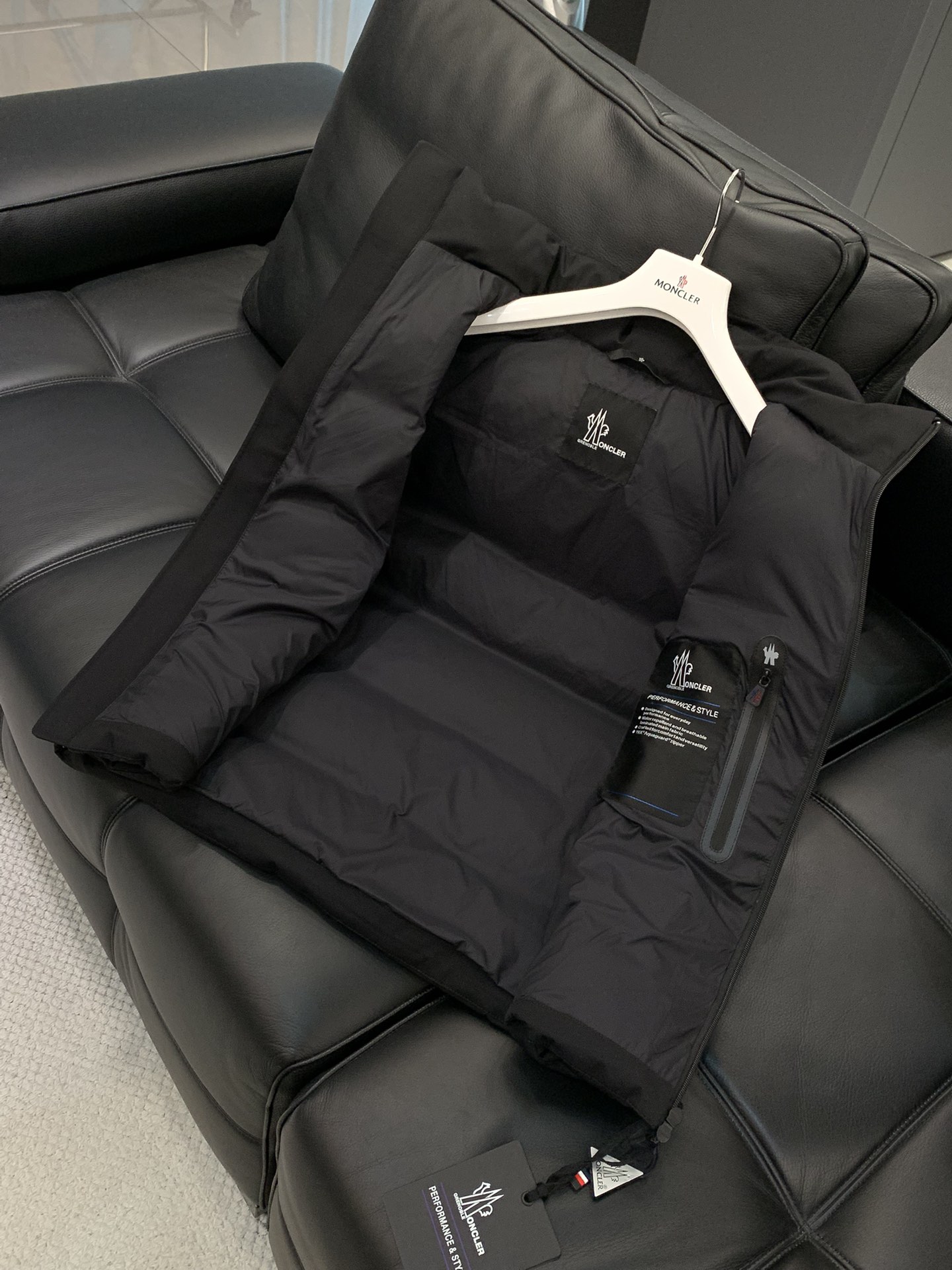 ，Moncler 蒙口，2025冬季最新品，专柜同步有售，原单狠货，时尚休闲羽绒马甲，上身舒适！吸睛而有