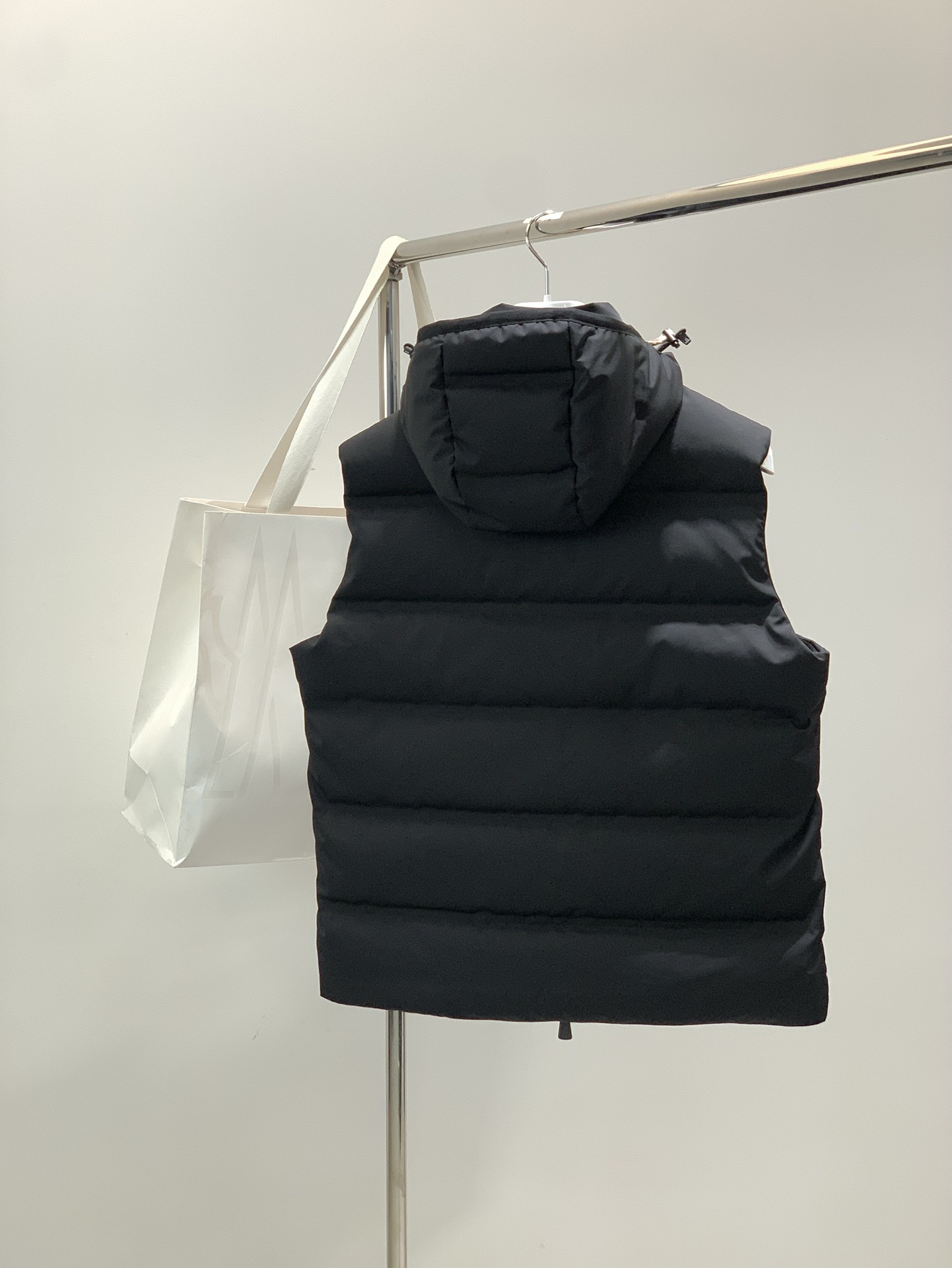 ，Moncler 蒙口，2025冬季最新品，专柜同步有售，原单狠货，时尚休闲羽绒马甲，上身舒适！吸睛而有
