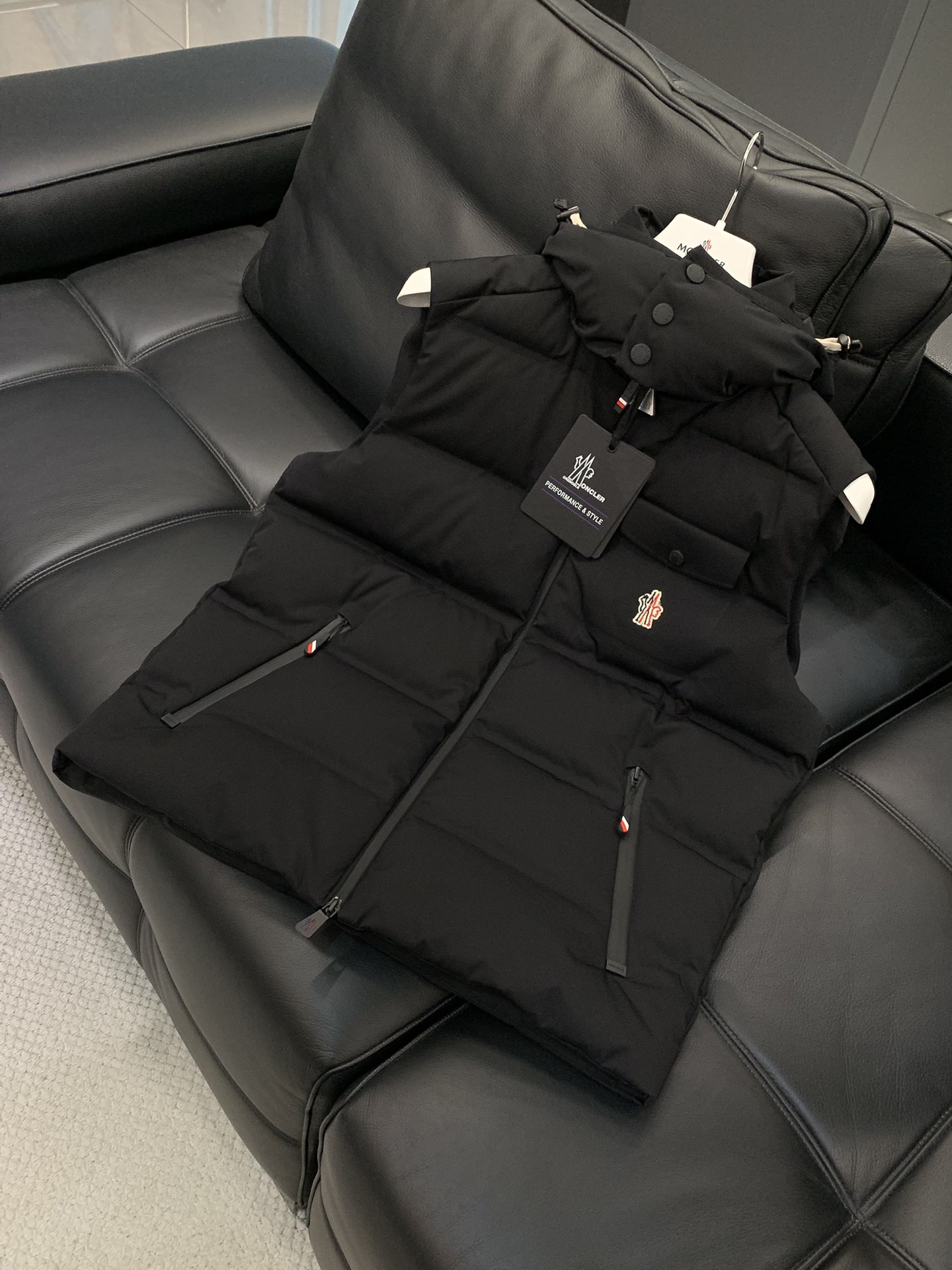 ，Moncler 蒙口，2025冬季最新品，专柜同步有售，原单狠货，时尚休闲羽绒马甲，上身舒适！吸睛而有