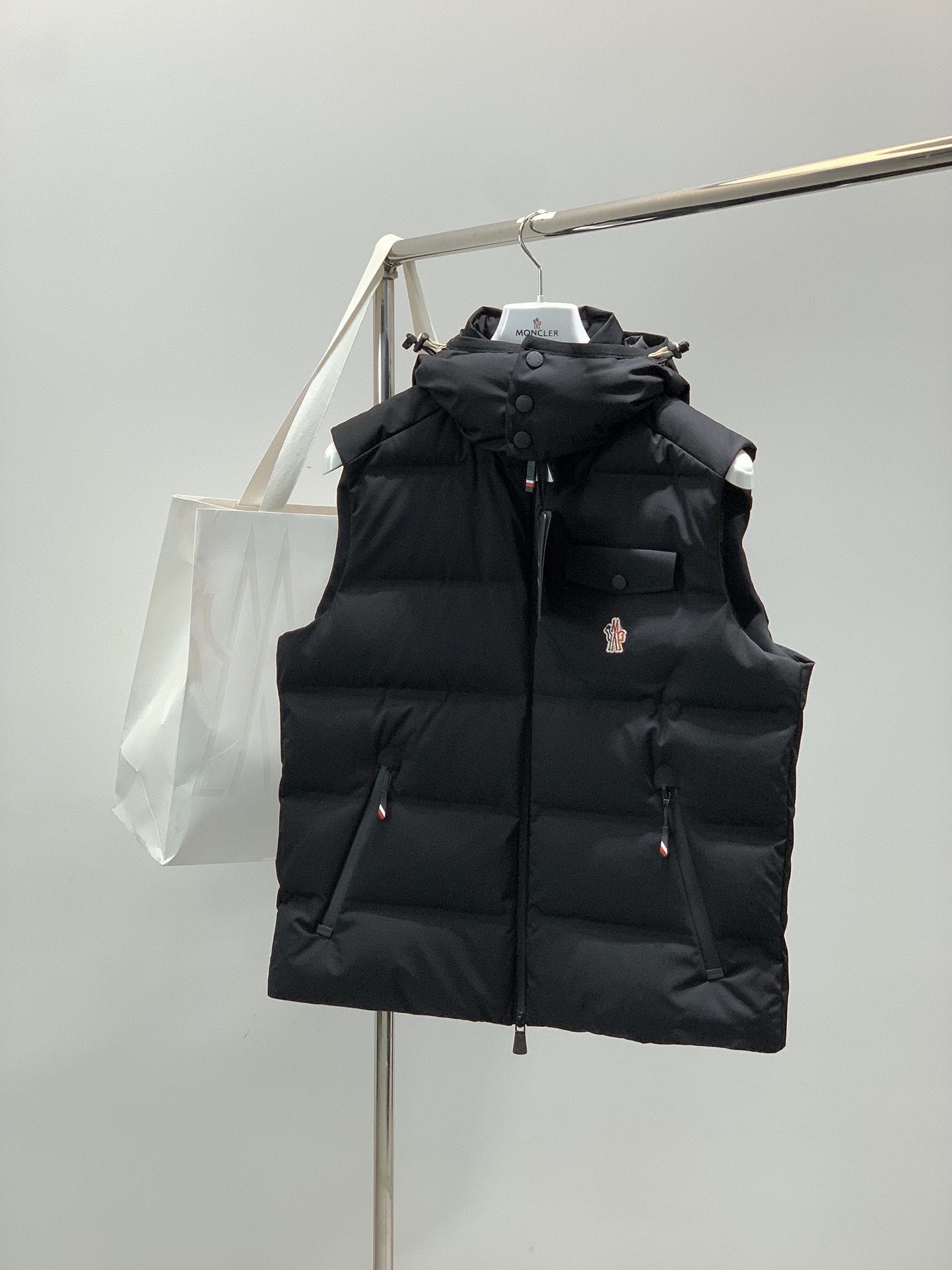 NO:656415,, Moncler muzzle, the latest winter product, available at counters simultaneously, original order, fashionable and casual down vest, comfortable for the upper body!  Eye-catching and bright, it uses imported original fabrics, top-notch embroidered letter pattern logo, and original hardware accessories. It is simple yet fashionable. The upper body is fashionable and handsome. Size M-3XL, Moncler, down jacket, alexander wang19860909,Moncler 蒙口,冬季最新品,专柜同步有售,原单狠货,时尚休闲羽绒马甲,上身舒适！吸睛而有亮点,采用进口原版面料,顶级刺绣工艺字母图案logo,原版五金辅料装饰,简单而不失时尚,上身时尚帅气,码数M-3XL,,Moncler,down jacket,alexander wang,Men's clothing