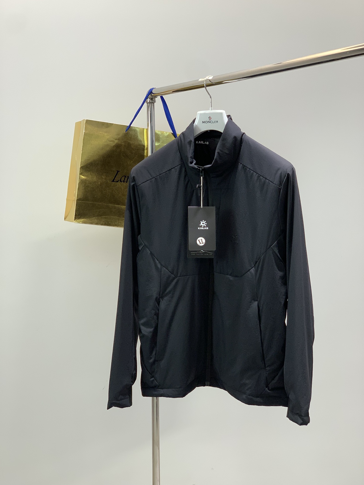 NO:656411,, KAILAS, new winter style, fashionable and casual lightweight cotton jacket, available at counters, original goods, top-notch printing technology letter pattern decoration logo, original hardware accessories decoration, extremely high grade, fashionable and stylish upper body, complete three labels, a must-have item for fashionistas, 4 colors recommended, size M-3XL,, jackets & coats, alexander wang19860909,KAILAS 凯乐石,冬季新款,时尚休闲轻薄款棉服外套,专柜同步有售,原单狠货,顶级印花工艺字母图案装饰logo,原版五金辅料装饰,档次极高,上身时尚有型,三标齐全,潮人必备单品,4色推荐,码数M-3XL,,jackets & coats,alexander wang,Men's clothing