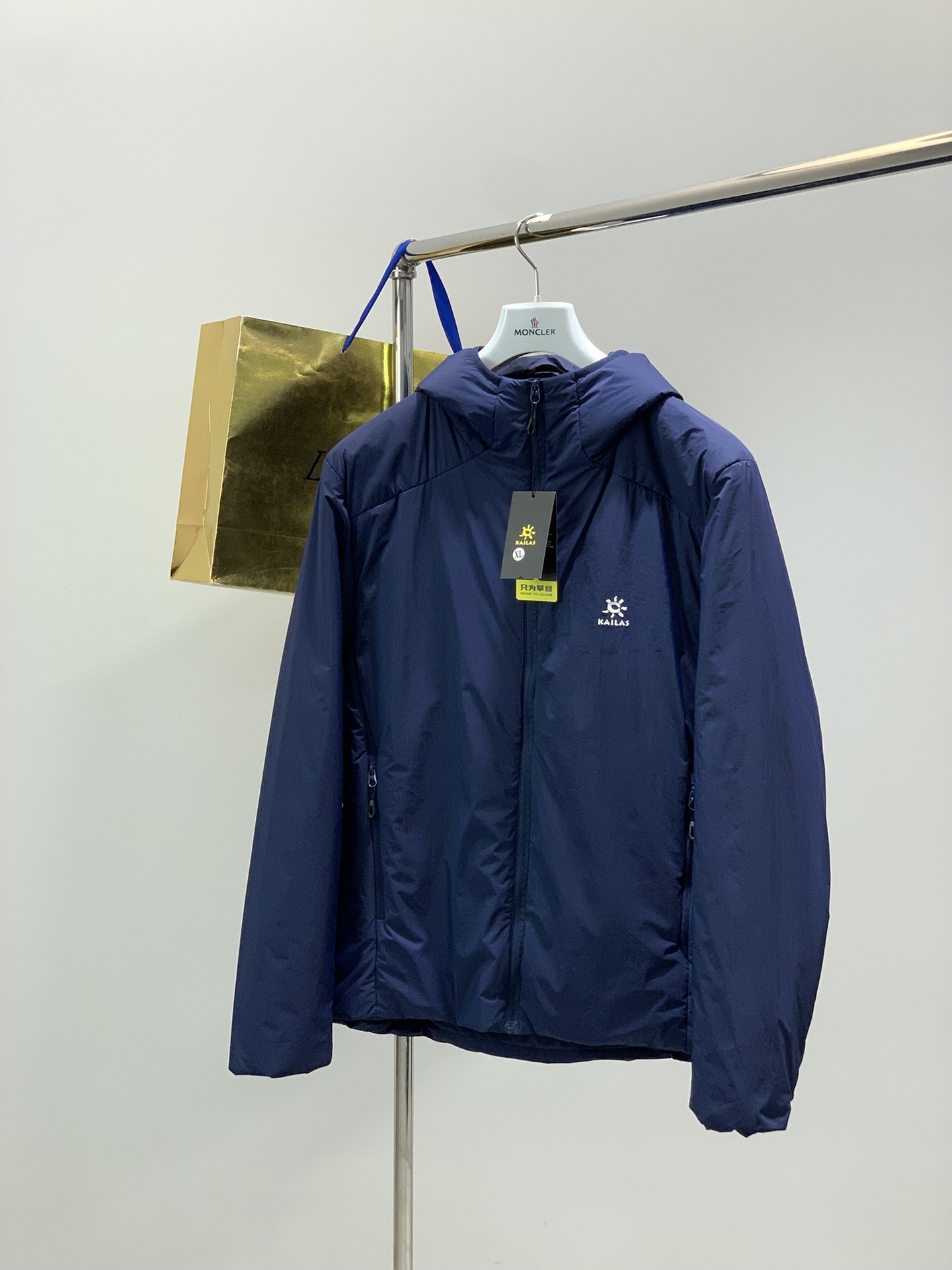 NO:656401,, KAILAS KAILAS, new winter model, fashionable and casual lightweight cotton jacket, available at counters, original goods, top-notch printing technology letter pattern decoration logo, original hardware accessories decoration, extremely high grade, fashionable and stylish upper body, complete three labels, a must-have item for fashionistas, 3 colors recommended, size M-3XL,, jackets & coats, alexander wang19860909,KAILAS 凯乐石,冬季新款,时尚休闲轻薄款棉服外套,专柜同步有售,原单狠货,顶级印花工艺字母图案装饰logo,原版五金辅料装饰,档次极高,上身时尚有型,三标齐全,潮人必备单品,3色推荐,码数M-3XL,,jackets & coats,alexander wang,Men's clothing