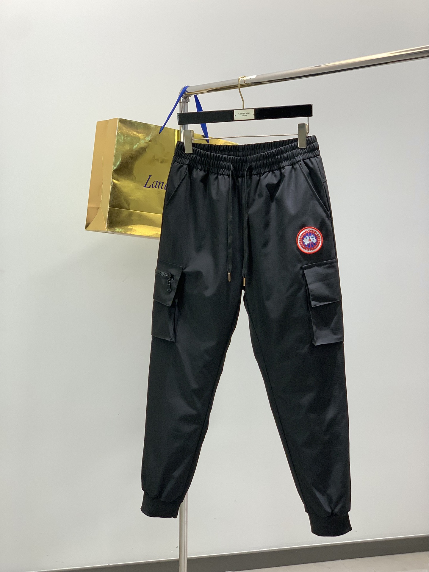 NO:650938,, Canada Goose, the latest winter product, available at counters simultaneously, original goods, fashionable and casual down trousers, exquisite replica, absolutely one to one top replica, free comparison, top embroidery crafts letter pattern logo, extremely high grade, handsome upper body, complete three labels, size M-4XL,, down jacket, alexander wang19860909,Canada Goose 加拿大鹅,冬季最新品,专柜同步有售,原单狠货,时尚休闲羽绒长裤,精工复刻,绝对一比一顶级复刻,随意对比,顶级刺绣工艺字母图案logo,档次极高,上身帅气十足,三标齐全,码数M-4XL,,down jacket,alexander wang,Men's clothing