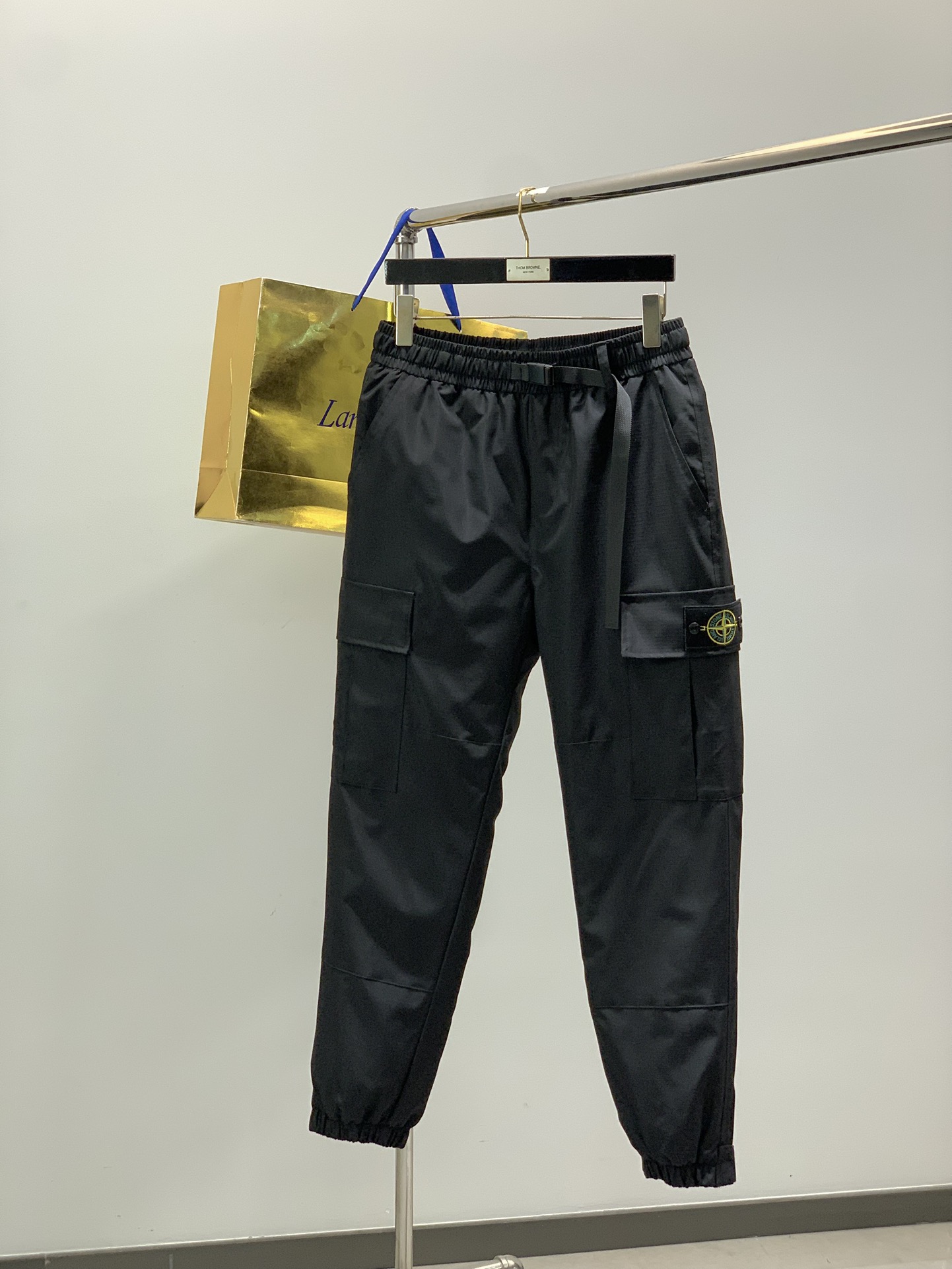 NO:650947,,Stone Island, the latest winter style, available at counters simultaneously, original goods, popular fashionable casual down trousers, imported original fabrics, unique design, top-notch embroidery letter pattern decoration logo, original hardware accessories decoration, simple and fashionable, handsome upper body, complete three labels, size M-4XL,, down jacket, alexander wang19860909,Stone Island石头岛,冬季最新款,专柜同步有售,原单狠货,爆款时尚休闲羽绒长裤,进口原版面料,独特设计,顶级刺绣工艺字母图案装饰logo,原版五金辅料装饰,简约时尚 ,上身帅气,三标齐全, 码数M-4XL,,down jacket,alexander wang,Men's clothing