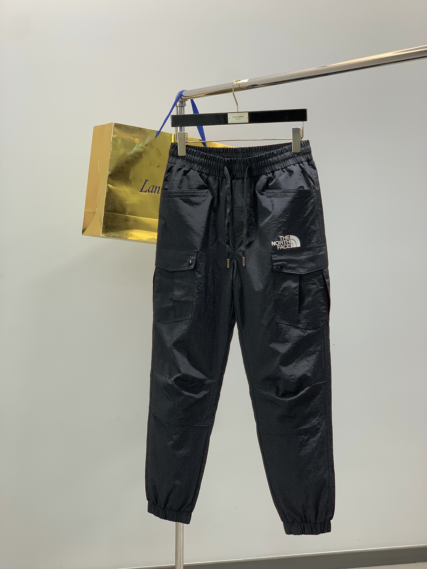 NO:656393,, The North Face, AW new winter product, fashionable and casual down trousers, available at counters, original goods, imported original fabrics, top-notch printing technology, letter pattern logo, extremely high grade, comfortable and breathable, fashionable and handsome upper body, complete with three labels, size M-4XL,, The North Face, down jacket, alexander wang19860909,The North Face北面 ,AW冬季新品,时尚休闲羽绒长裤,专柜同步有售,原单狠货,采用进口原版面料,顶级印花工艺字母图案logo,档次极高,舒适透气,上身时尚帅气,三标齐全,码数M-4XL,,The North Face,down jacket,alexander wang,Men's clothing