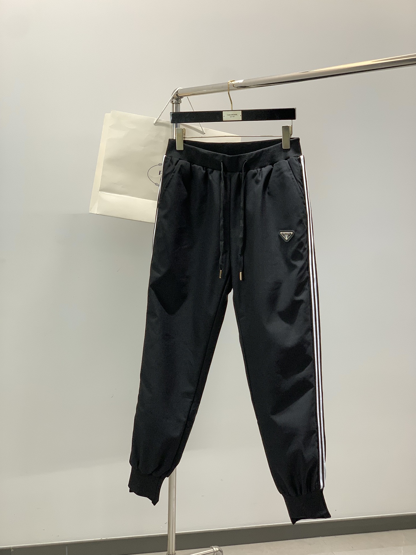 NO:656406,,PRADA Prada, the latest winter products, available at counters simultaneously, fashionable casual down pants, imported original fabrics, extremely complicated workmanship, the only channel that can be used as a purchasing agent, top-notch printing technology letter pattern logo, original hardware accessories decoration, extremely high grade, comfortable and versatile, handsome and stylish upper body, size M-4XL,, prada, prada, down jacket, alexander wang19860909,PRADA 普拉达,冬季最新品,专柜同步有售,时尚休闲羽绒裤,进口原版面料,做工极为复杂,唯一可以做代购级别的渠道狠货,顶级印胶工艺字母图案logo,原版五金辅料装饰,档次极高,舒适百搭,上身帅气有型,码数M-4XL,,prada,prada,down jacket,alexander wang,Men's clothing