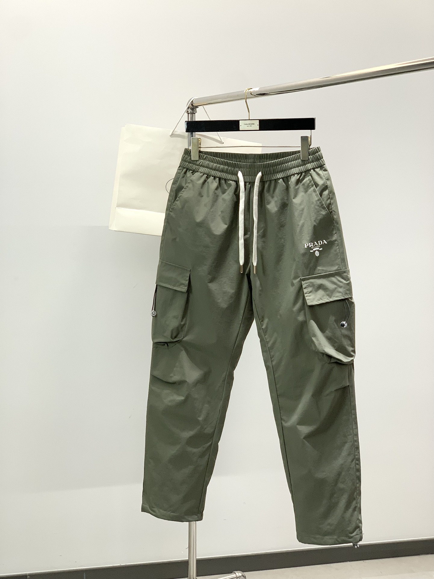 NO:656379,, PRADA, the latest winter products, available at counters simultaneously, fashionable and casual down trousers, imported original fabrics, extremely complex workmanship, the only channel that can be used as a purchasing agent, top-notch printing technology letter pattern logo, original hardware accessories decoration, extremely high-grade, comfortable and versatile, handsome and stylish upper body, size M-4XL,, prada, prada, down jacket, alexander wang19860909,PRADA 普拉达,冬季最新品,专柜同步有售,时尚休闲羽绒长裤,进口原版面料,做工极为复杂,唯一可以做代购级别的渠道狠货,顶级印花工艺字母图案logo,原版五金辅料装饰,档次极高,舒适百搭,上身帅气有型,码数M-4XL,,prada,prada,down jacket,alexander wang,Men's clothing