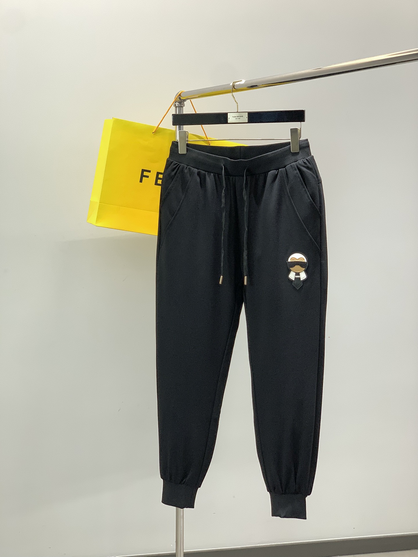 NO:656384,, Fendi Fendi, the latest winter products, available at the counter simultaneously, original goods, fashionable casual down trousers, imported original fabrics, comfortable and elastic, top-quality genuine leather embroidery crafts letter pattern logo, original hardware accessories decoration, unique design, super correct version, extremely high grade, handsome and stylish upper body, size M-4XL,,fendi,fendi,down jacket,alexander wang19860909,Fendi 芬迪,冬季最新品,专柜同步有售,原单狠货,时尚休闲羽绒长裤,进口原版面料,舒适有弹性,顶级真皮刺绣工艺字母图案logo,原版五金辅料装饰,独特设计,版型超正,档次极高,上身帅气有型,码数M-4XL,,fendi,fendi,down jacket,alexander wang,Men's clothing