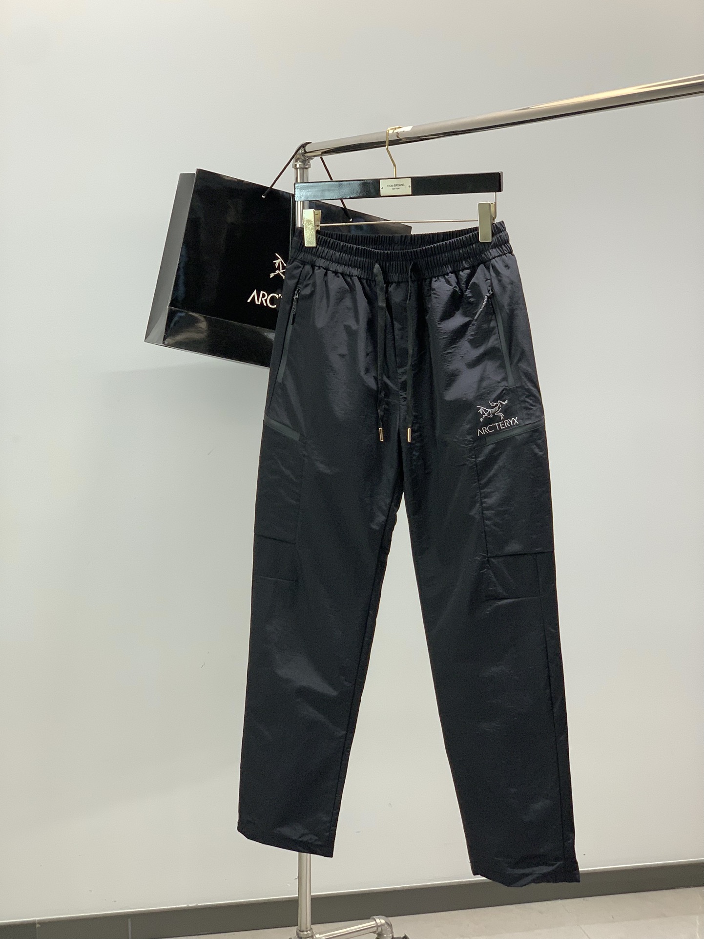 NO:656389,, ARCTERYX Arc'teryx, new winter product, fashionable casual down trousers, available at counters, original order, imported original fabrics, top embroidery crafts letter pattern logo, original hardware accessories decoration, extremely high grade, easy and versatile, handsome and stylish upper body, size M-4XL, arc'teryx, down jacket, alexander wang19860909,ARCTERYX 始祖鸟,冬季新品,时尚休闲羽绒长裤,专柜同步有售,原单狠货,采用进口原版面料,顶级刺绣工艺字母图案logo,原版五金辅料装饰,档次极高,从容百搭,上身帅气有型,码数M-4XL,arc'teryx,down jacket,alexander wang,Men's clothing